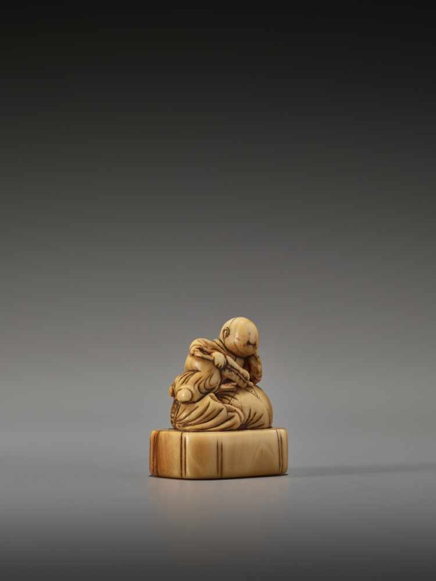 AN EARLY IVORY NETSUKE OF A CHINESE BOY ON HOTEI’S SACKUnsigned, ivory netsukeJapan, 18th century, - Bild 5 aus 6