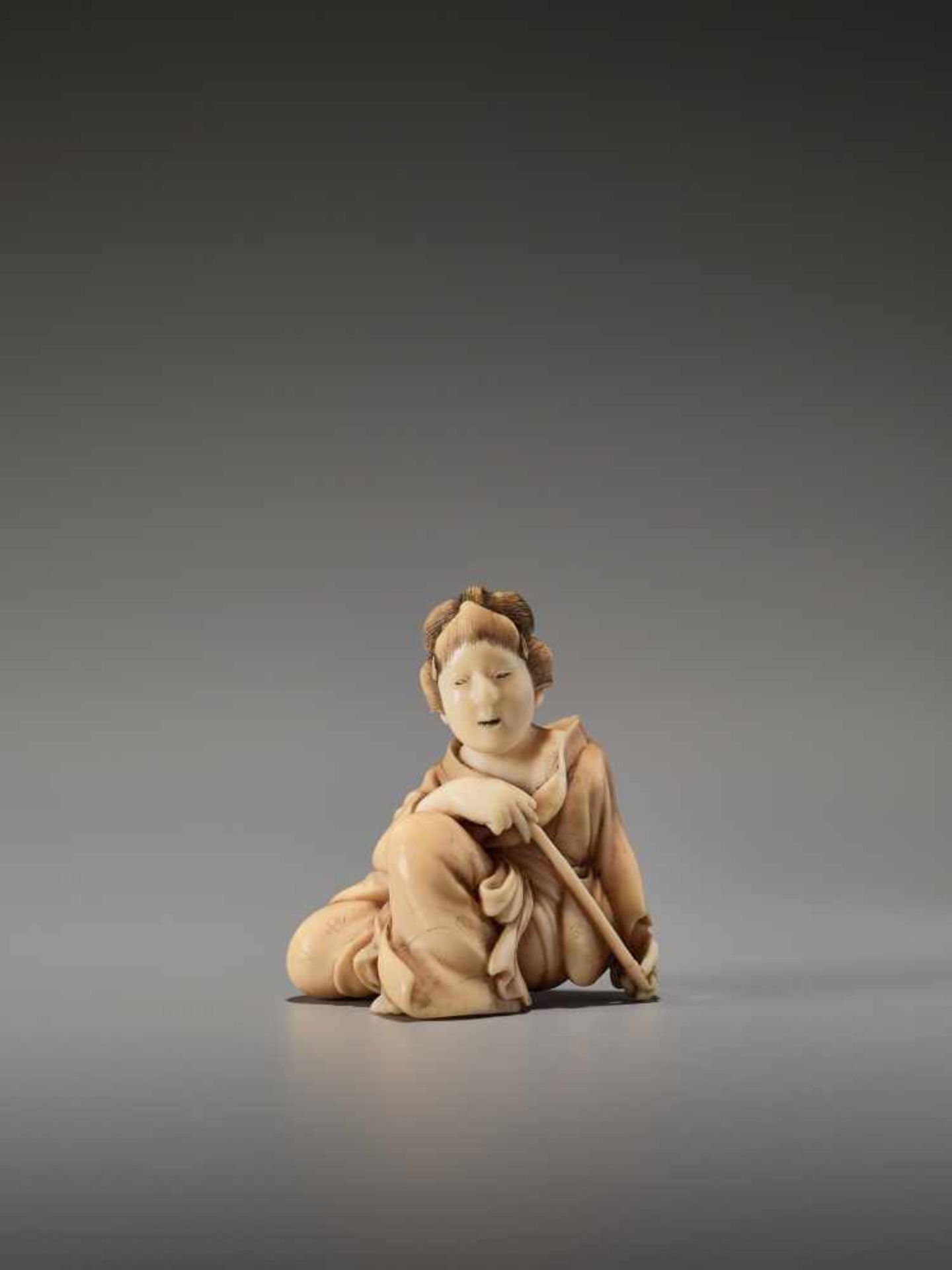 AN IVORY SHUNGA NETSUKE OF A BIJIN WITH PIPE BY KOHOSAIBy Kohosai, ivory shunga netsukeJapan, Osaka, - Bild 2 aus 9