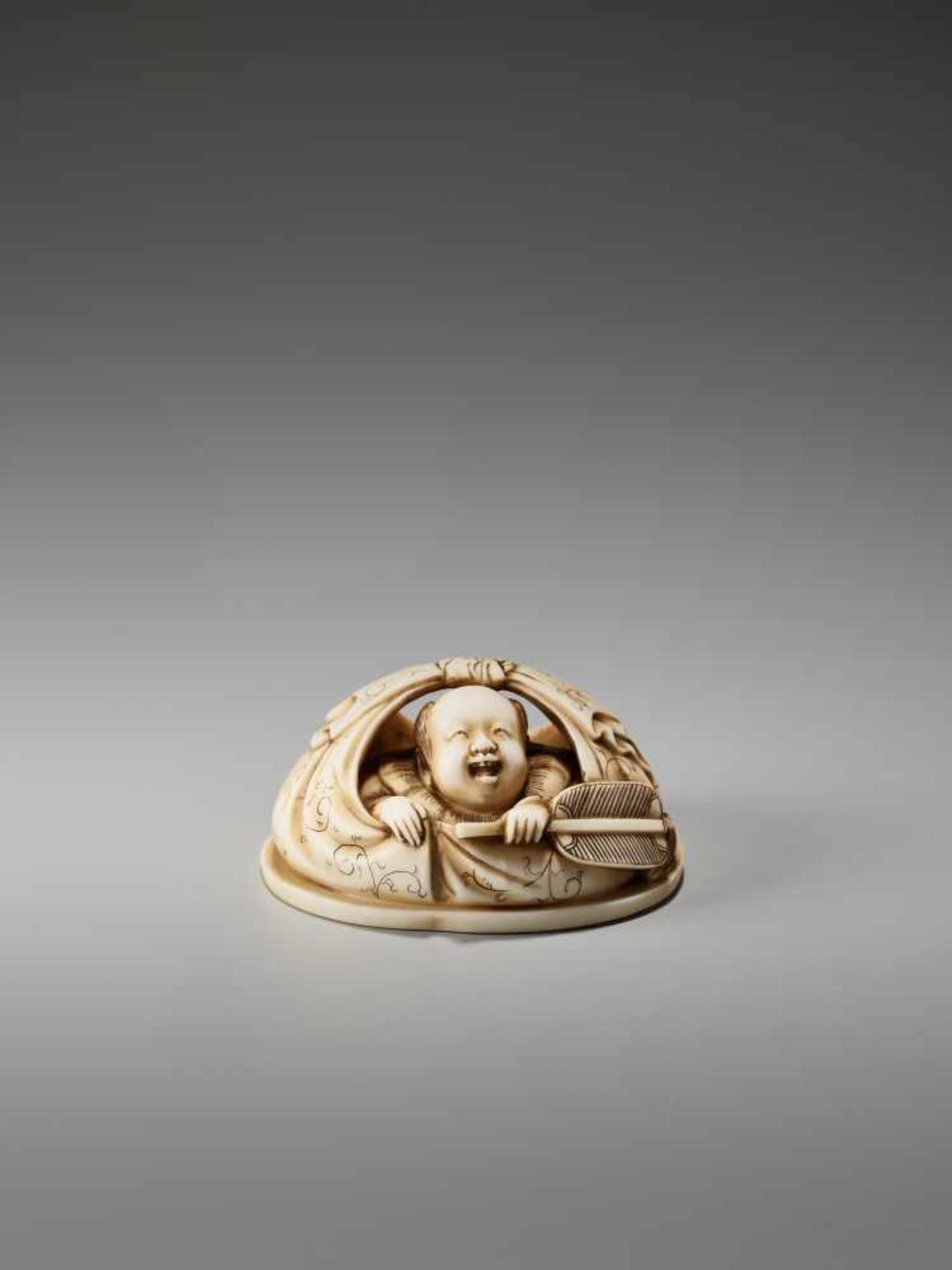 AN IVORY NETSUKE OKIMONO OF A BOY IN HOTEI’S BAGSigned in seal form Tanaka, ivory netsuke- - Bild 2 aus 8