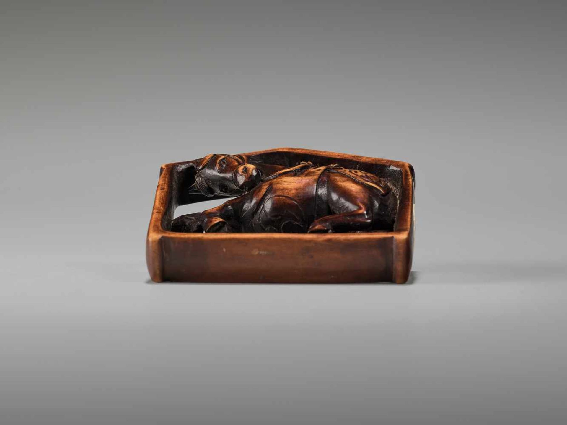 AN UNUSUAL WOOD NETSUKE OF A HORSE IN A WINDOWUnsigned, wood netsukeJapan, 19th century, Edo - Bild 7 aus 7