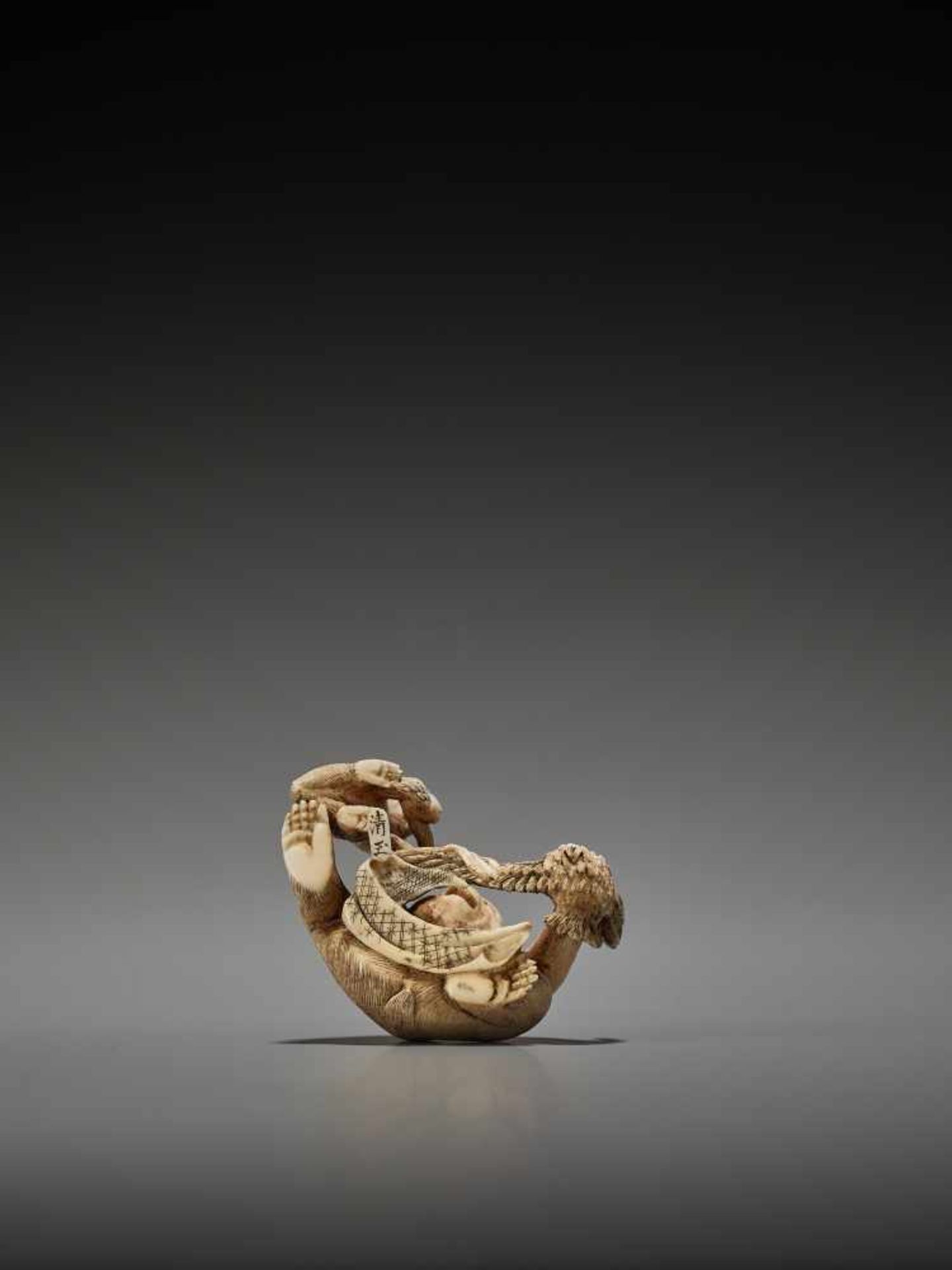 AN IVORY NETSUKE OF A MONKEY TEACHING HIS YOUNG BY SEIGYOKUBy Seigyoku, ivory netsukeJapan, late - Bild 7 aus 9