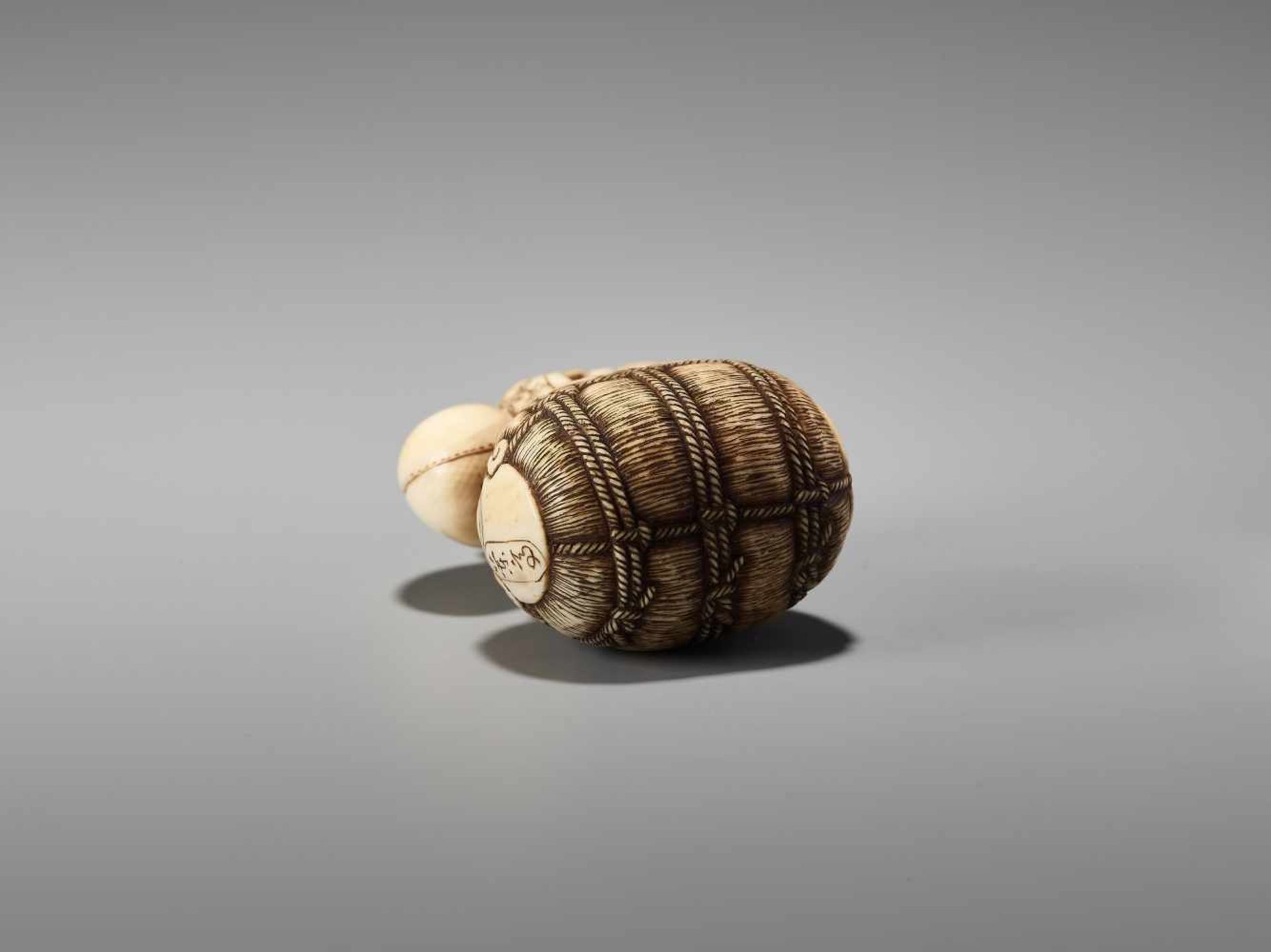 AN IVORY NETSUKE OF DAIKOKU ON A RICE BALE BY RANTEIBy Rantei, ivory netsukeJapan, Kyoto, mid-19th - Bild 7 aus 8