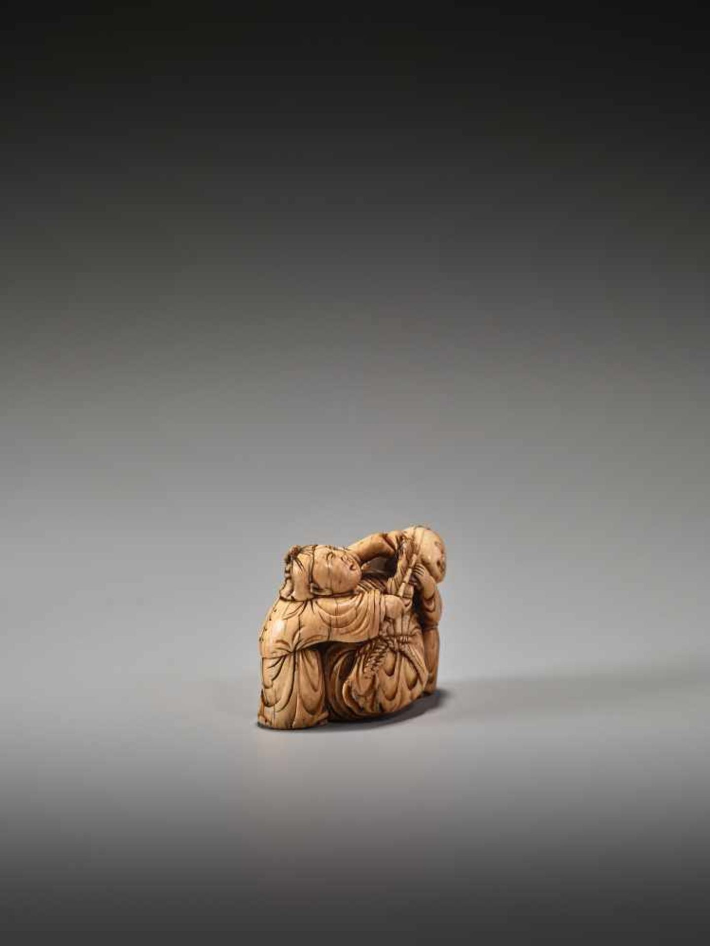 A VERY RARE 17TH CENTURY IVORY NETSUKE OF TWO CHINESE BOYS WITH HOTEI’S SACKUnsigned, ivory - Bild 5 aus 6