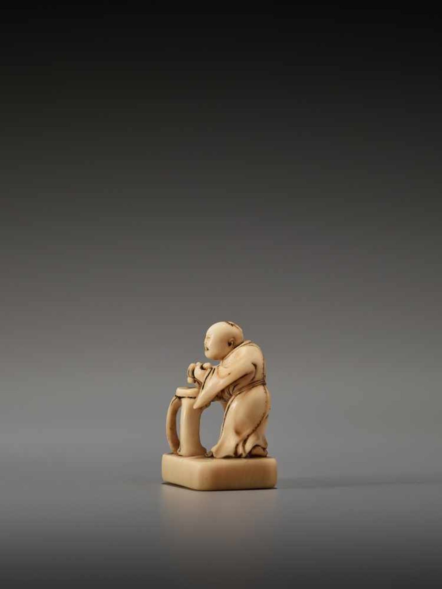 AN EARLY IVORY NETSUKE OF A CHINESE IMMORTAL WITH A FLUTEUnsigned, ivory netsukeJapan, 18th century, - Bild 2 aus 5