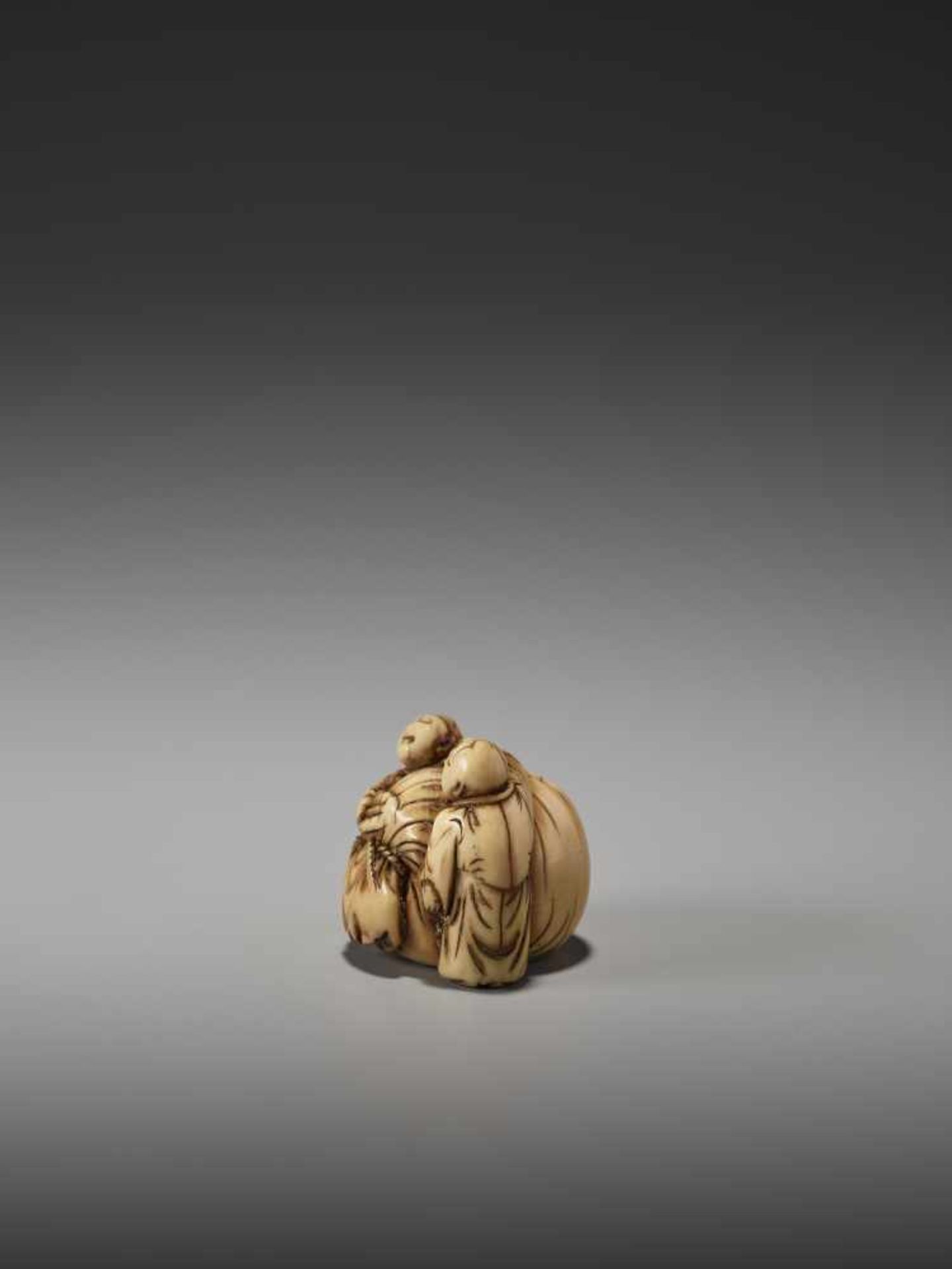 AN EARLY IVORY NETSUKE OF TWO CHINESE BOYS AND THE BAG OF HOTEIUnsigned, ivory netsukeJapan, mid- - Bild 2 aus 5