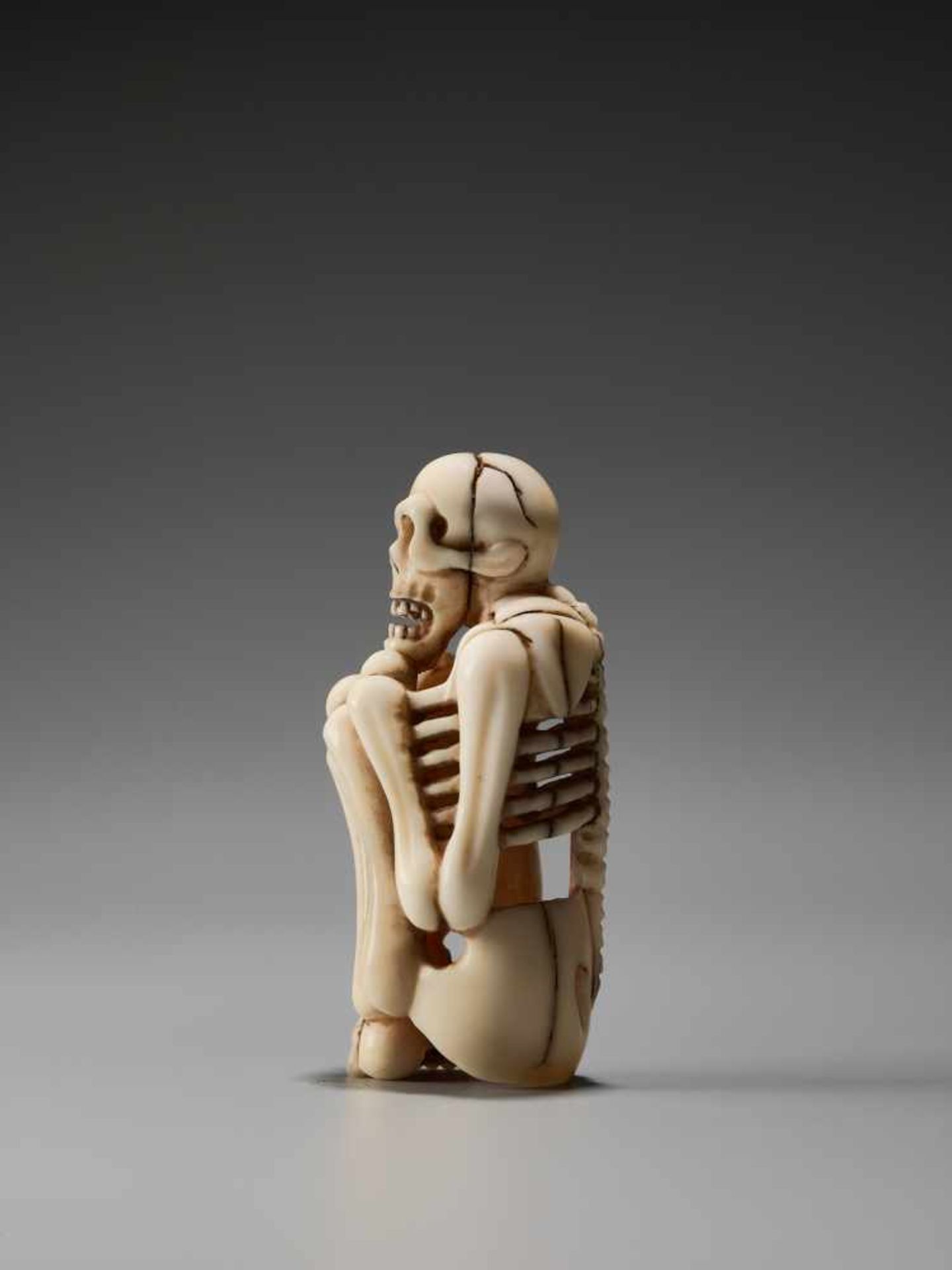 AN IVORY NETSUKE OF A SKELETON BY SHOZANBy Shozan, ivory netsukeJapan, 19th century, Edo period ( - Bild 3 aus 7