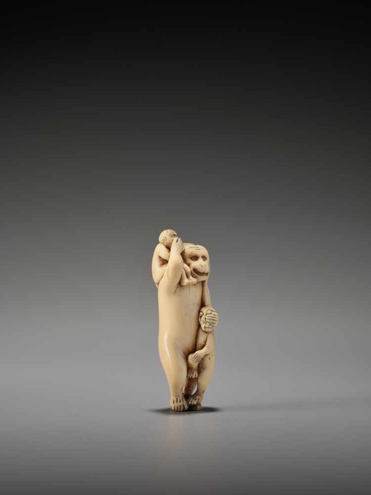 A FINE AND RARE IVORY NETSUKE OF THE SANBIKI SARUUnsigned, ivory netsukeJapan, late 18th to early - Bild 5 aus 6