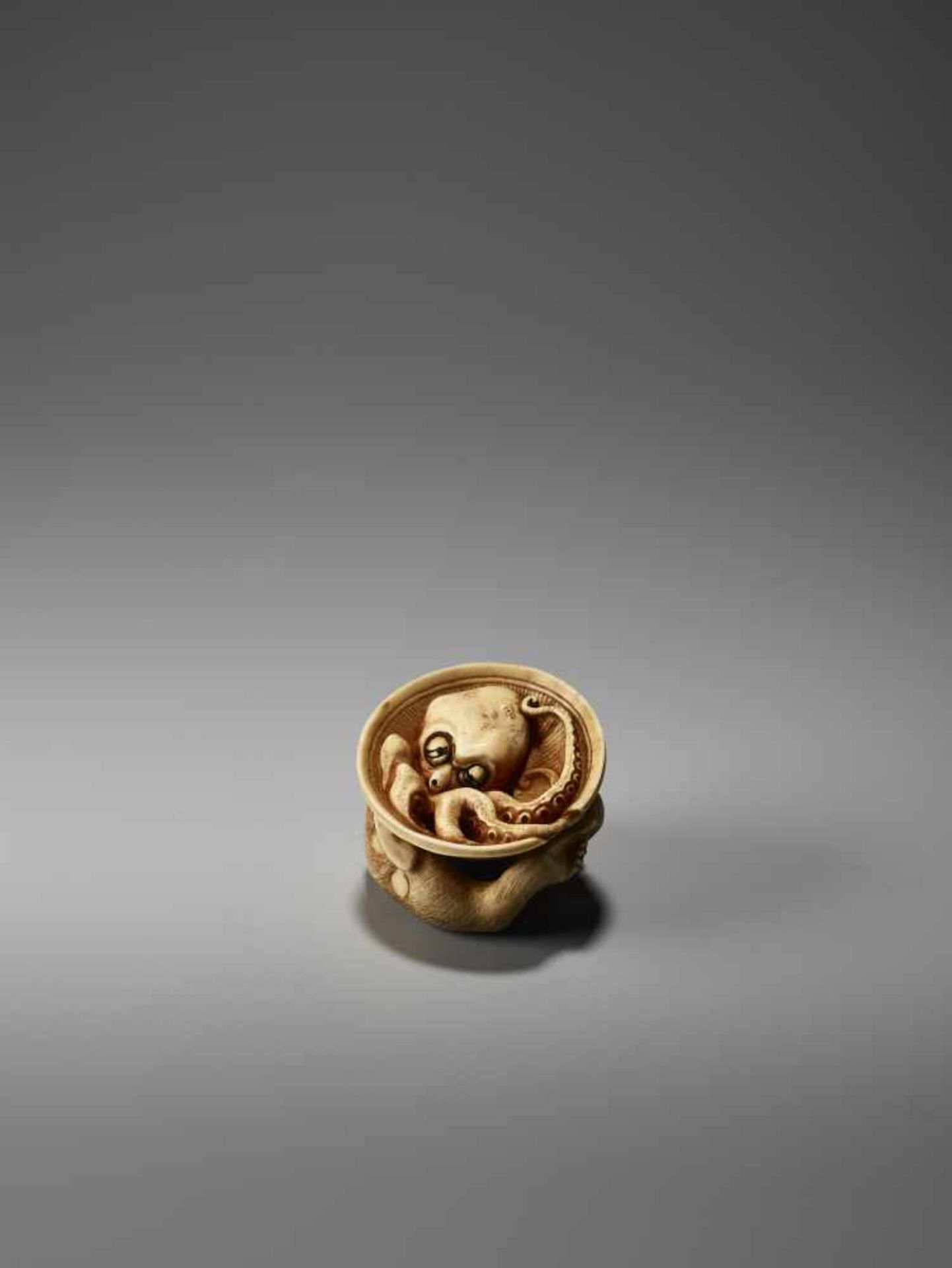 AN IVORY NETSUKE OF A MONKEY TRAPPING AN OCTOPUS BY MASATAMIBy Masatami, ivory netsukeJapan, - Bild 2 aus 10