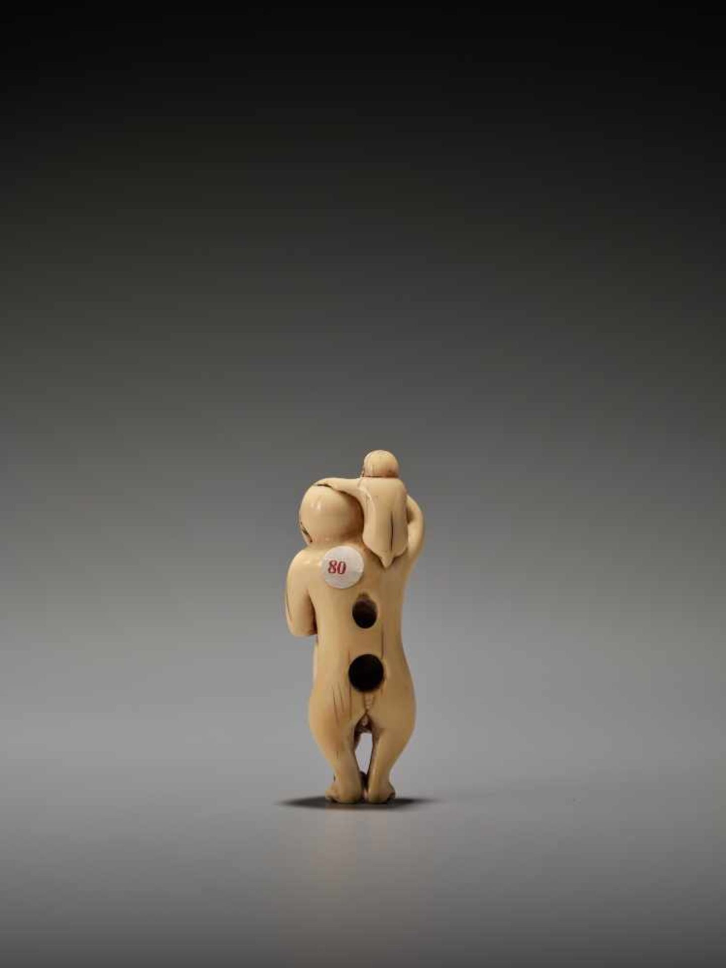 A FINE AND RARE IVORY NETSUKE OF THE SANBIKI SARUUnsigned, ivory netsukeJapan, late 18th to early - Bild 2 aus 6