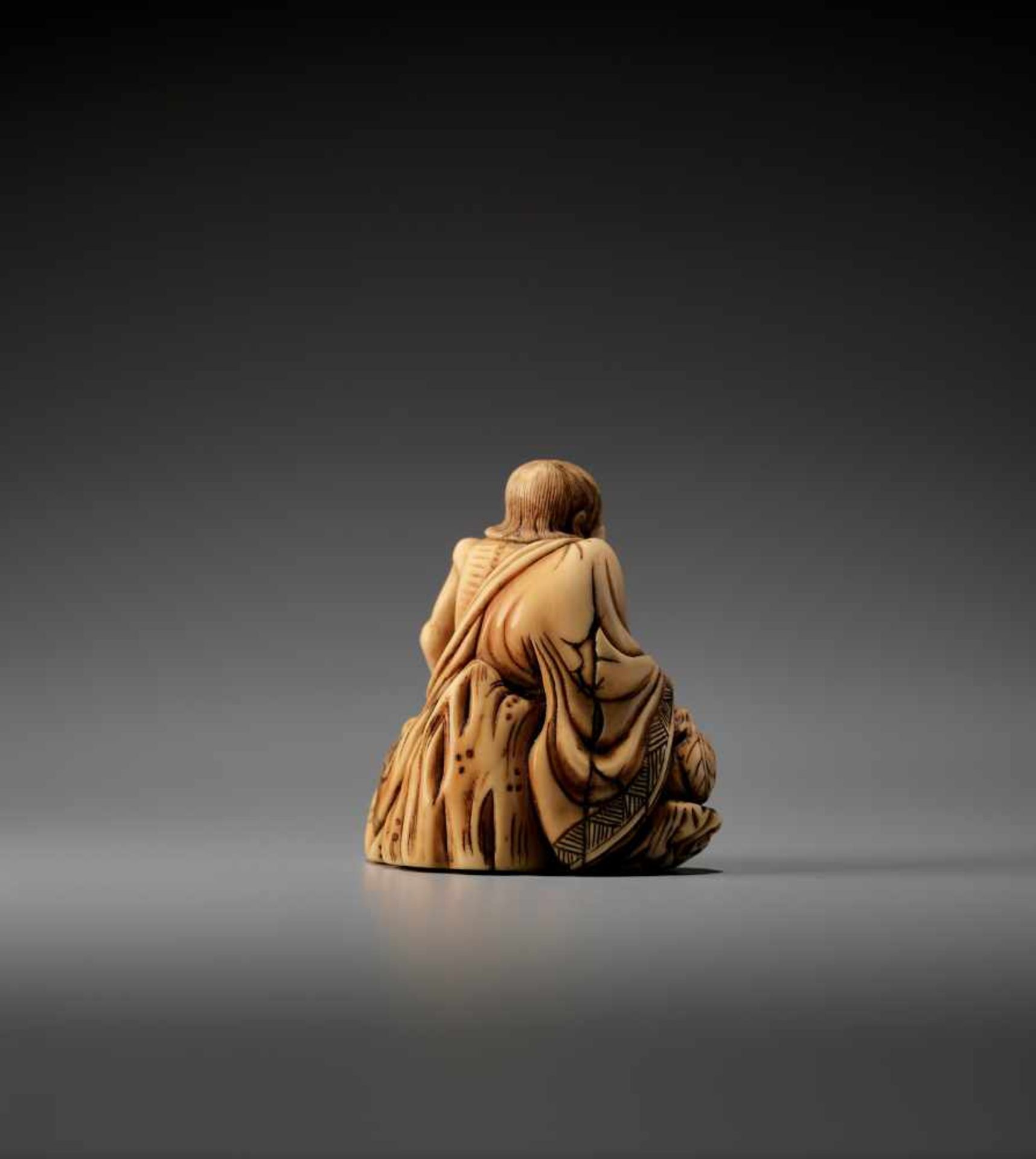 AN IVORY NETSUKE OF A RAKAN ON A ROCK BY ZOKOKUBy Zokoku, ivory netsukeJapan, 19th century, Edo - Bild 5 aus 7