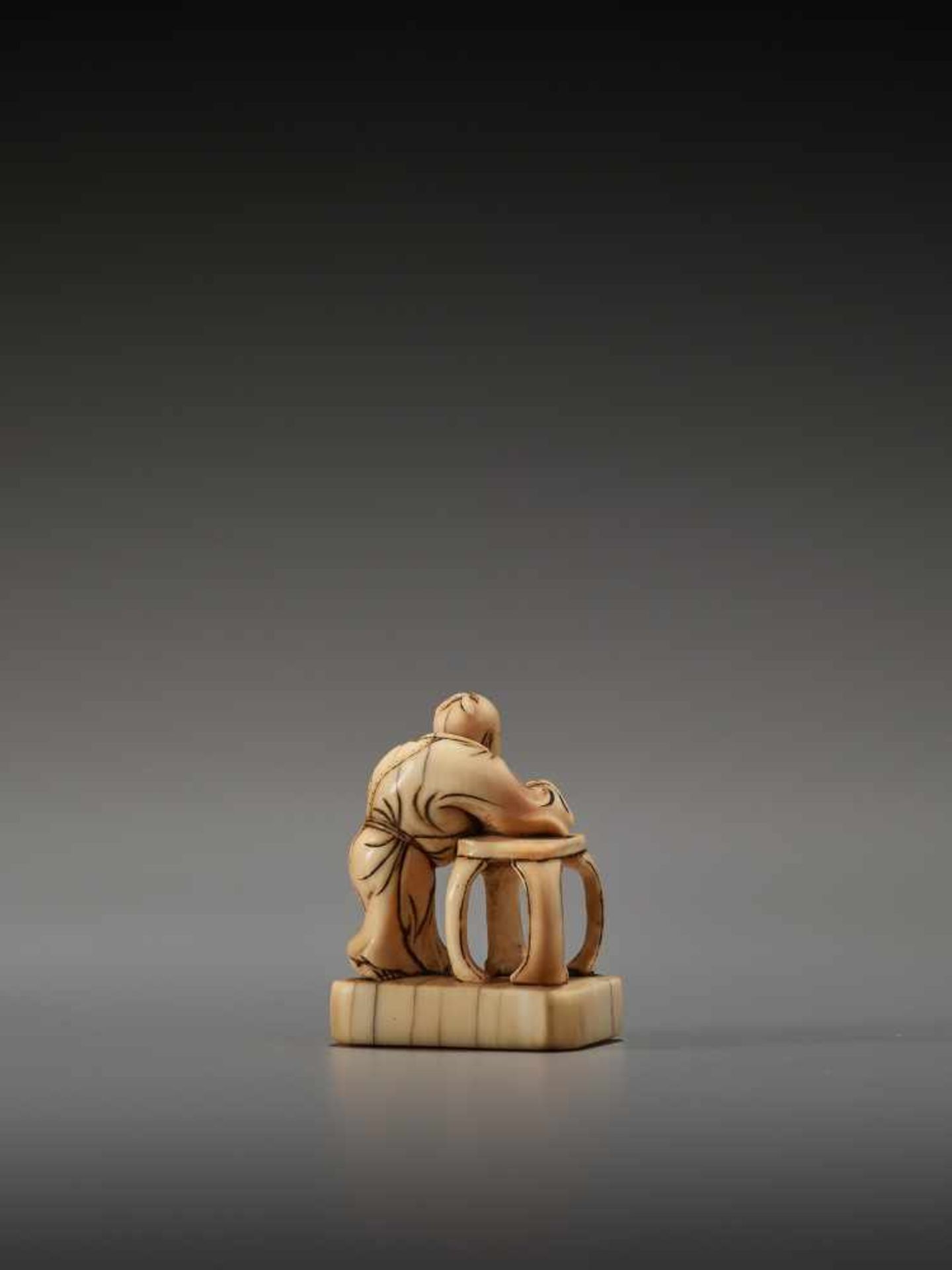 AN EARLY IVORY NETSUKE OF A CHINESE IMMORTAL WITH A FLUTEUnsigned, ivory netsukeJapan, 18th century, - Image 3 of 5