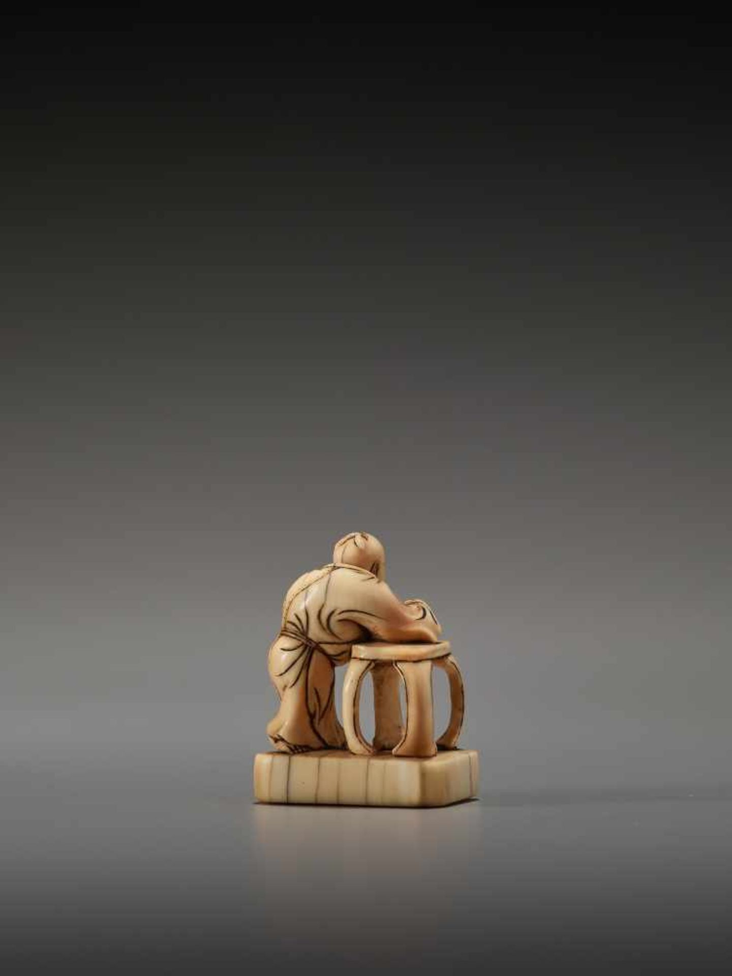 AN EARLY IVORY NETSUKE OF A CHINESE IMMORTAL WITH A FLUTEUnsigned, ivory netsukeJapan, 18th century, - Bild 3 aus 5