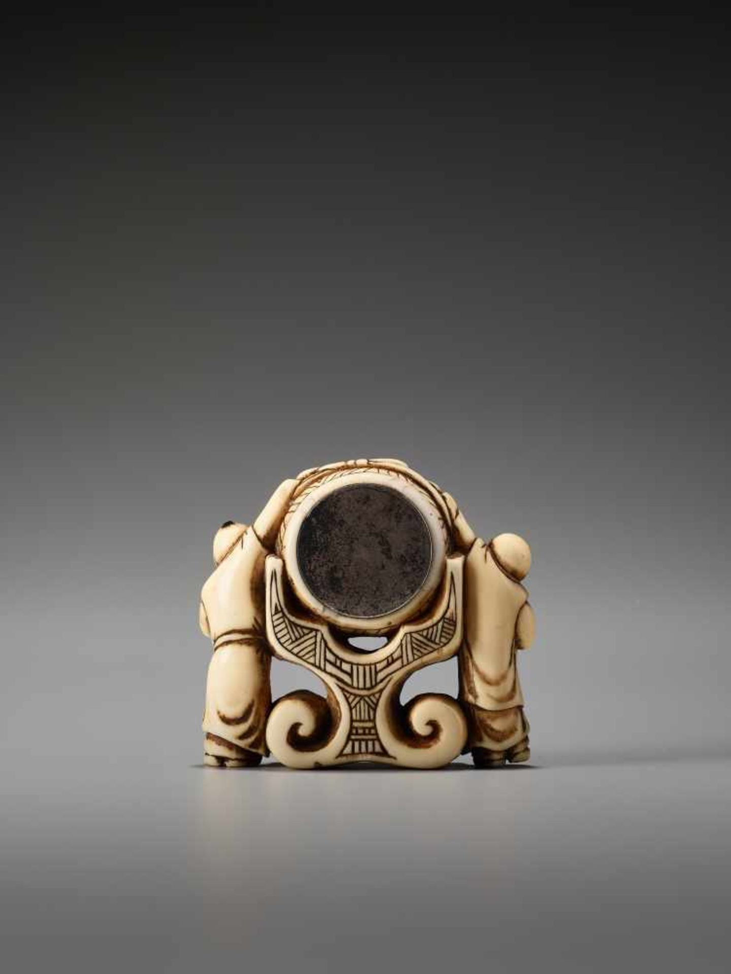 A RARE AND UNUSUAL IVORY NETSUKE OF TWO CHINESE BOYS AT A PALACE GONGUnsigned, ivory netsuke with - Image 4 of 6