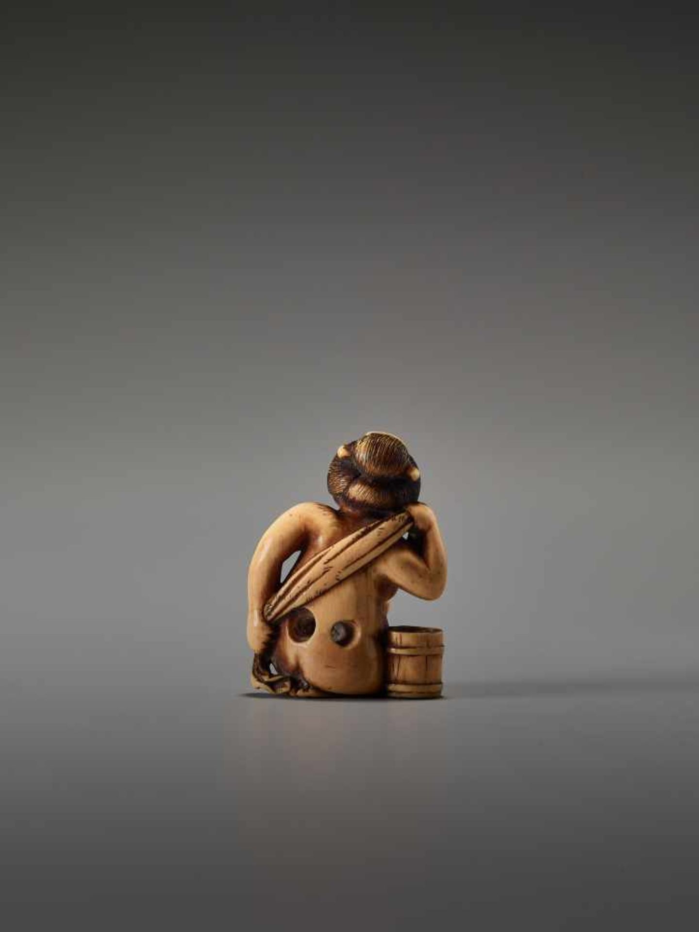 AN IVORY SHUNGA NETSUKE OF A NUDE WOMAN WASHING HERSELF BY THE TOMOCHIKA SCHOOLBy Tomochika, ivory - Bild 5 aus 7