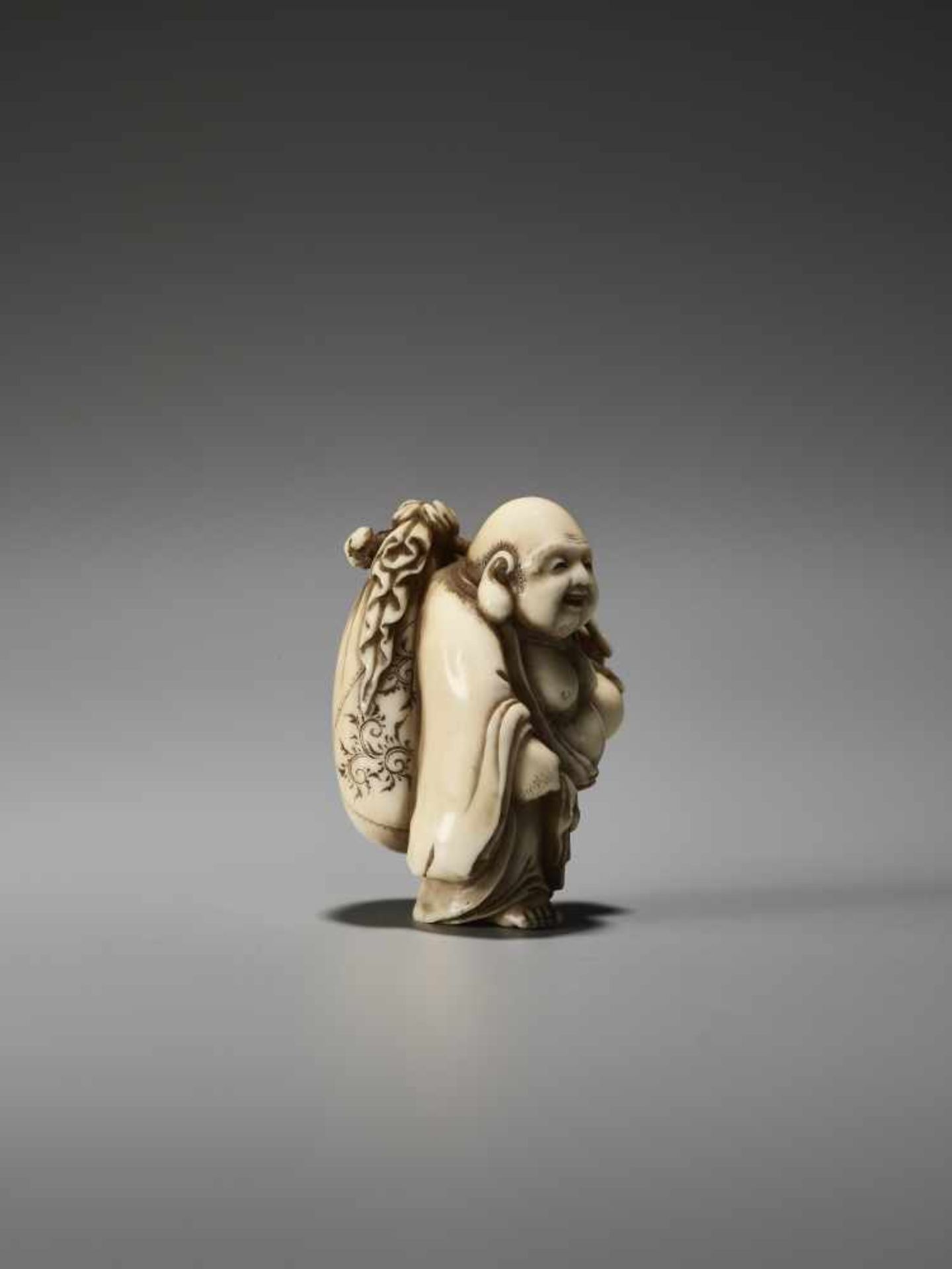 A FINE IVORY NETSUKE OF HOTEI BY MEIKEISAI HOJITSUBy Meikeisai Hojitsu, ivory netsukeJapan, Tokyo, - Bild 6 aus 9