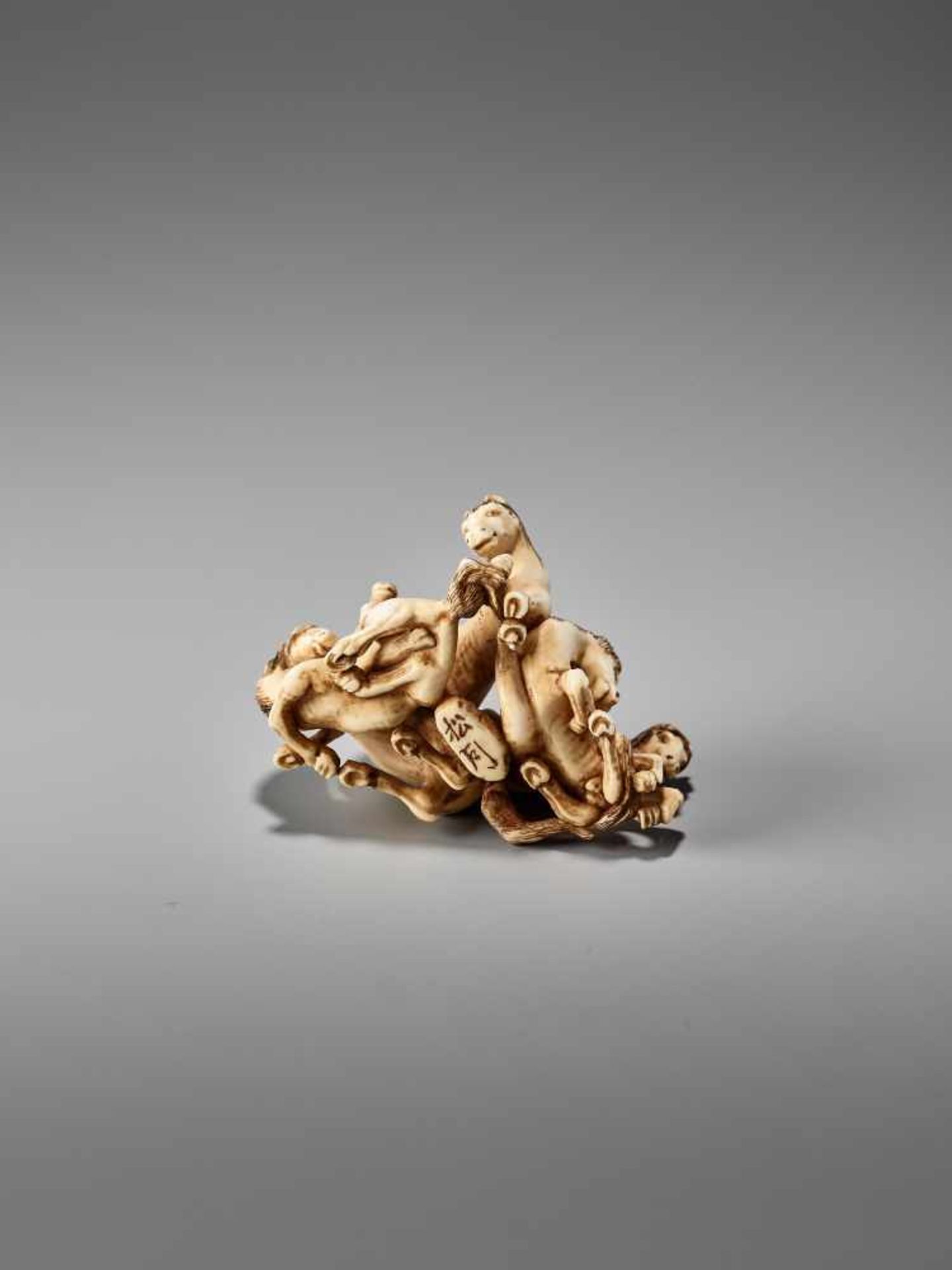 AN IVORY NETSUKE OF FIVE STALLIONS BY SHOGETSUBy Shogetsu, ivory netsukeJapan, mid-19th century, Edo - Bild 6 aus 8