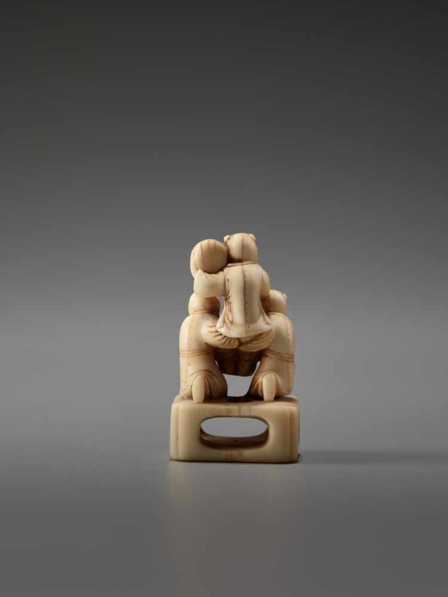 AN IVORY NETSUKE OF THREE CHINESE BOYS AND A DRUMUnsigned, ivory netsukeJapan, late 18th to early - Bild 4 aus 7