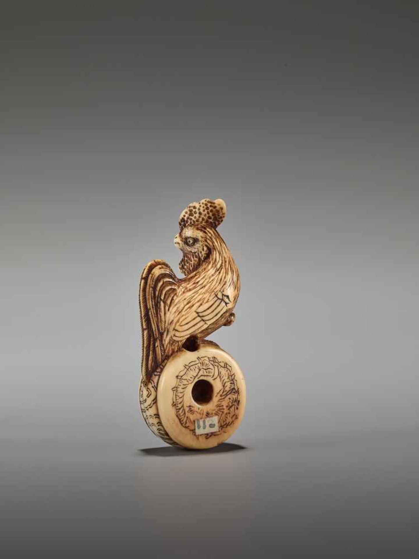 A GOOD KYOTO SCHOOL IVORY NETSUKE OF A COCKEREL ON A WAR DRUMUnsigned, ivory netsukeJapan, Kyoto, - Image 5 of 9