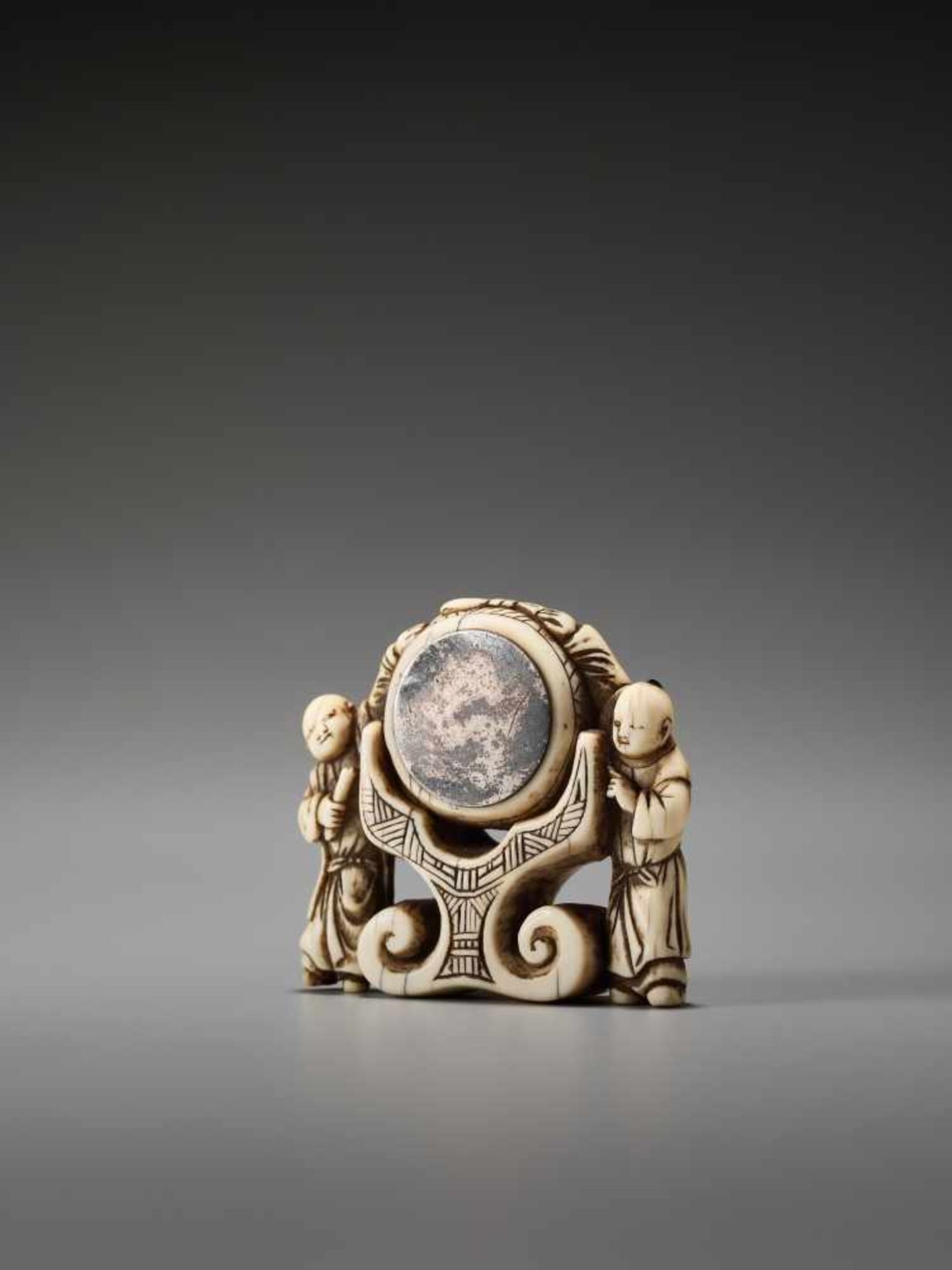 A RARE AND UNUSUAL IVORY NETSUKE OF TWO CHINESE BOYS AT A PALACE GONGUnsigned, ivory netsuke with - Image 2 of 6