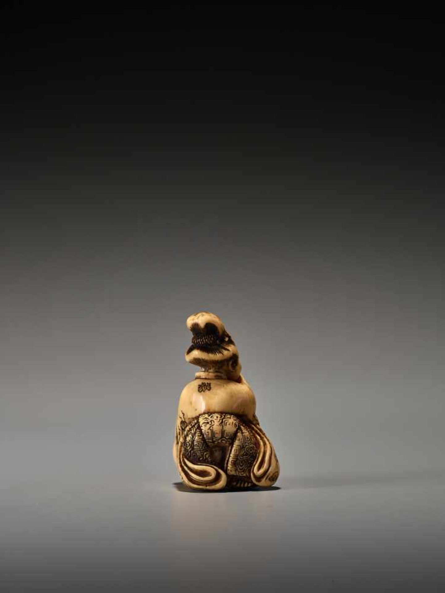 A RARE IVORY SHUNGA NETSUKE OF OKAME WITH TENGU MASK BY SHUOSAI HIDEMASABy Shuosai (Hidemasa), ivory - Bild 5 aus 9