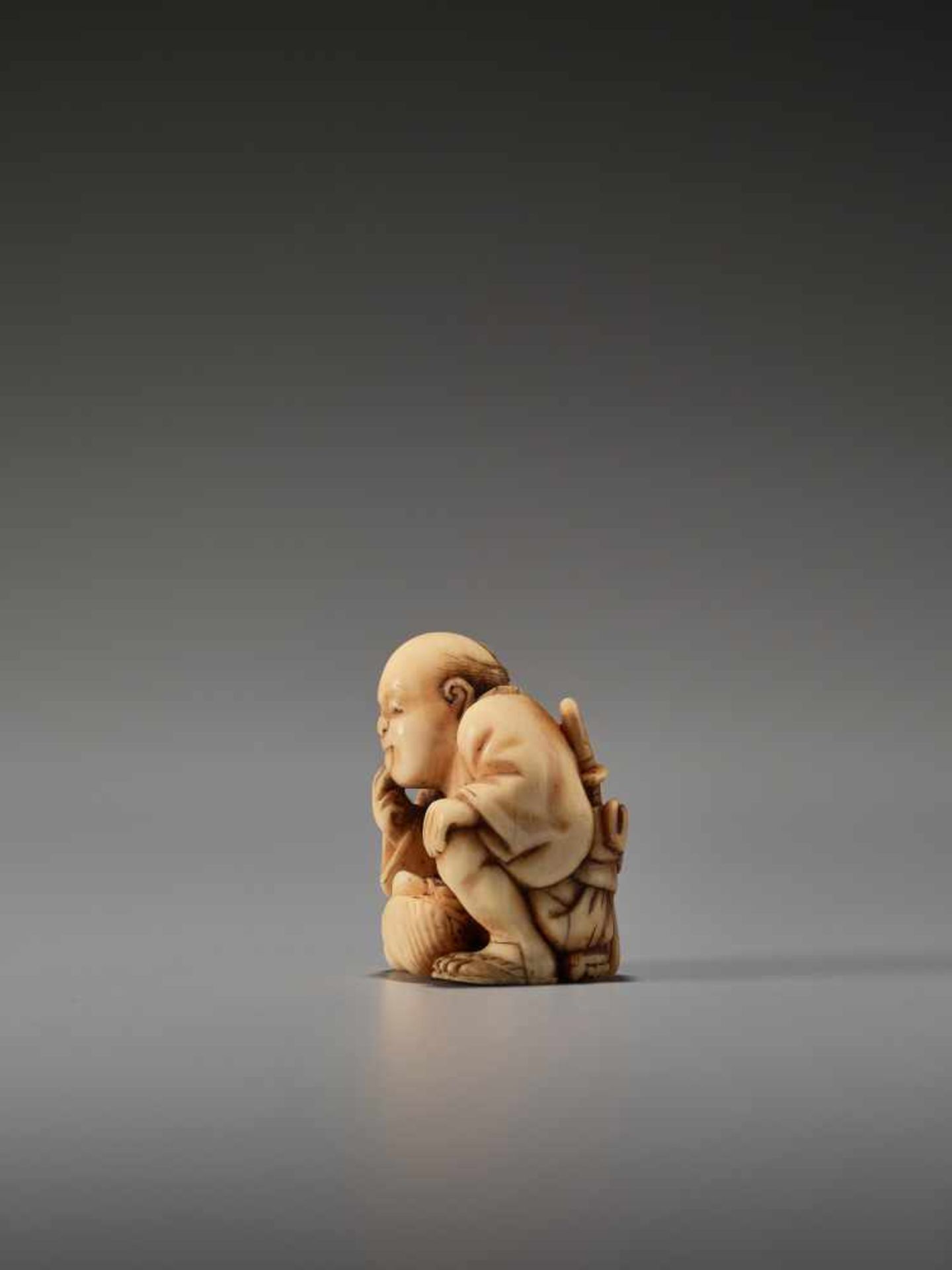 AN IVORY SHUNGA NETSUKE OF A MAN TASTING A CLAM BY THE TOMOCHIKA SCHOOLBy Tomochika, ivory shunga - Bild 3 aus 8