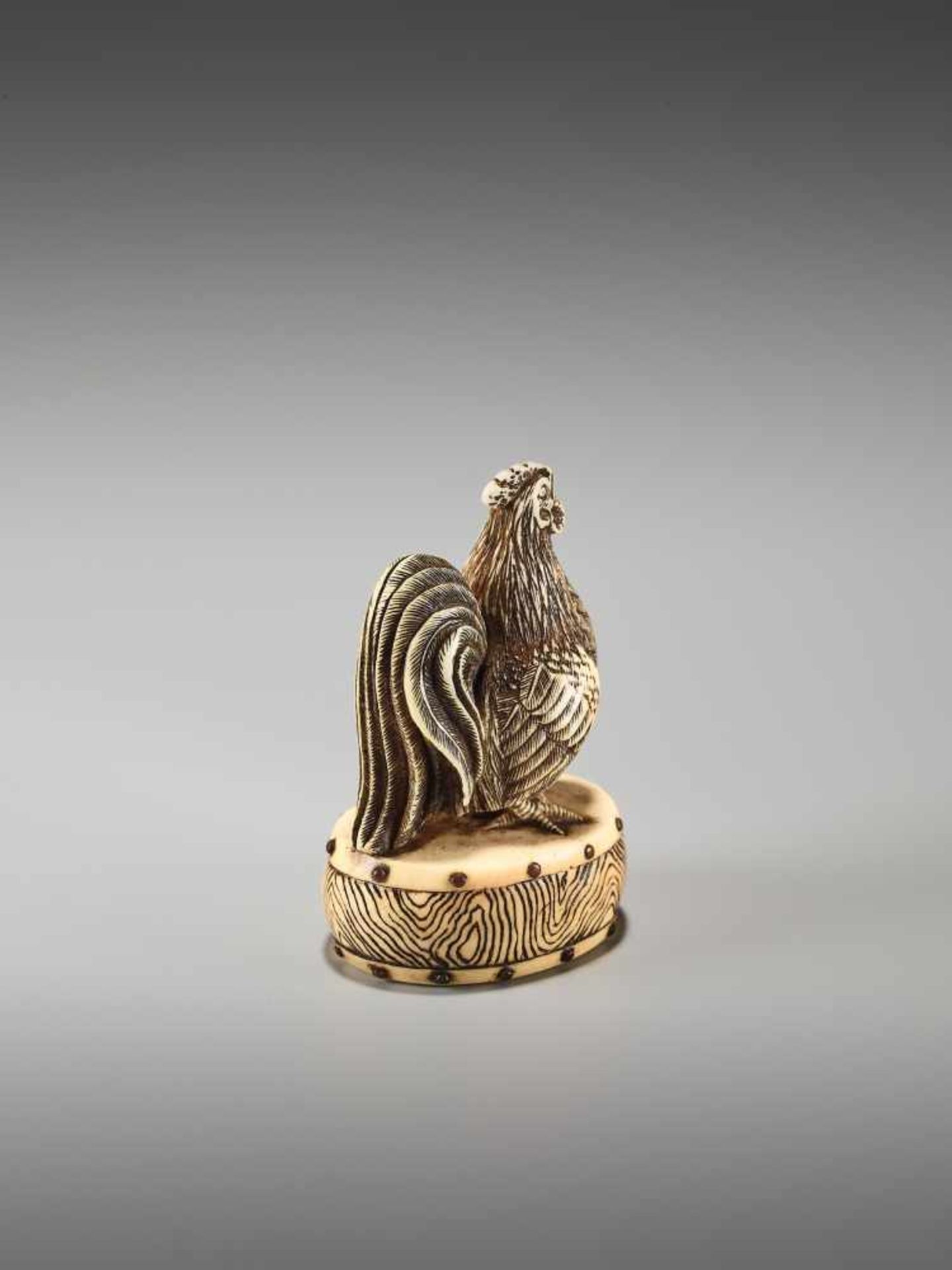 A FINE NETSUKE OF A COCKEREL ON A DRUM BY KOJITSU By Kojitsu, ivory netsuke with horn inlayJapan, - Bild 4 aus 12