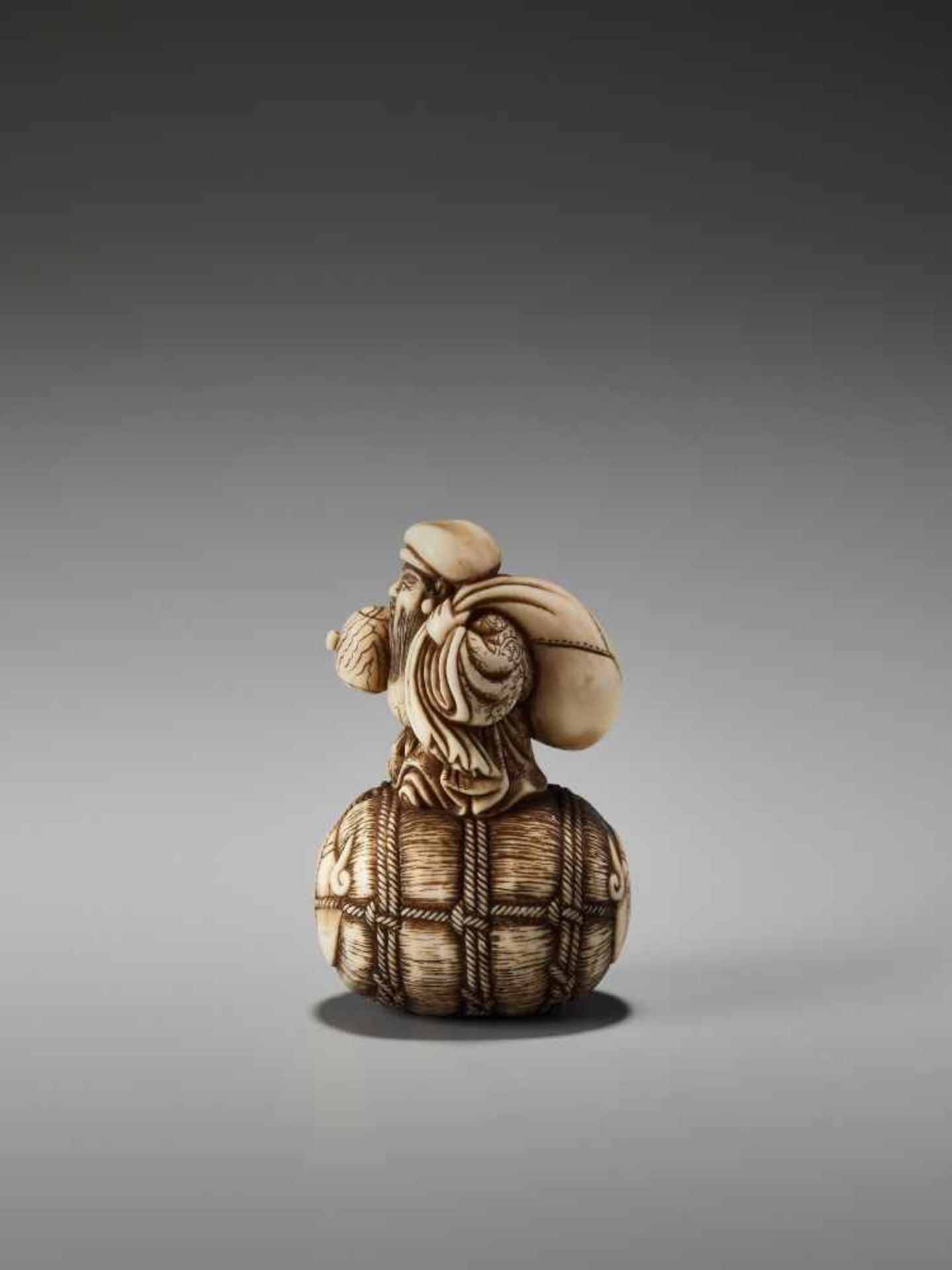 AN IVORY NETSUKE OF DAIKOKU ON A RICE BALE BY RANTEIBy Rantei, ivory netsukeJapan, Kyoto, mid-19th - Bild 3 aus 8