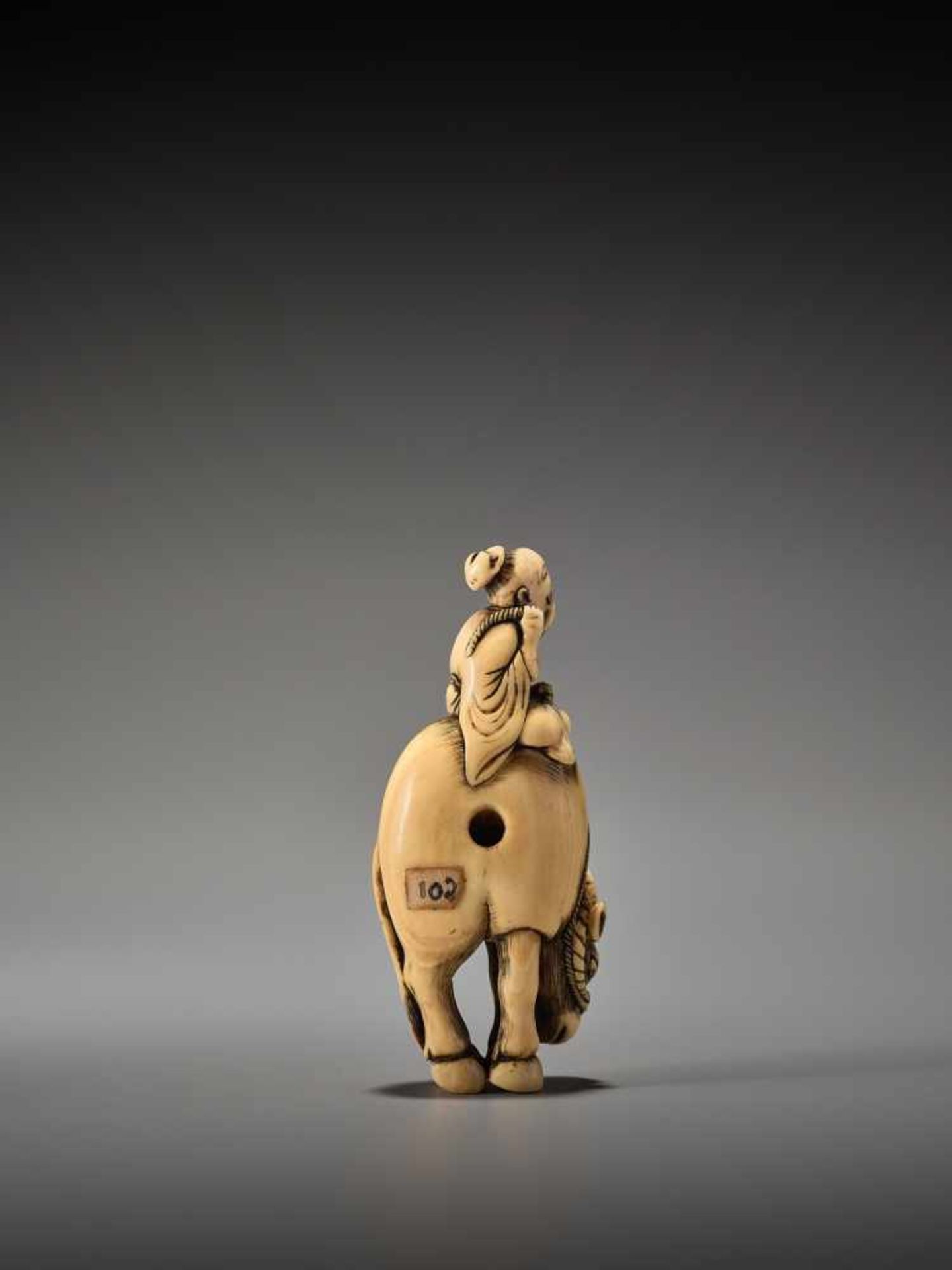 AN IVORY NETSUKE OF ROSHI ON WATER BUFFALOUnsigned, ivory netsukeJapan, 18th century, Edo period ( - Bild 5 aus 8