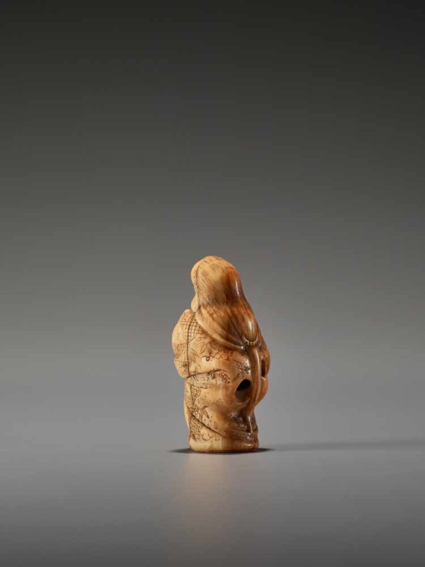 A FINE IVORY NETSUKE OF OKAME LAUGHINGUnsigned, ivory netsukeJapan, late 18th to early 19th century, - Bild 4 aus 7