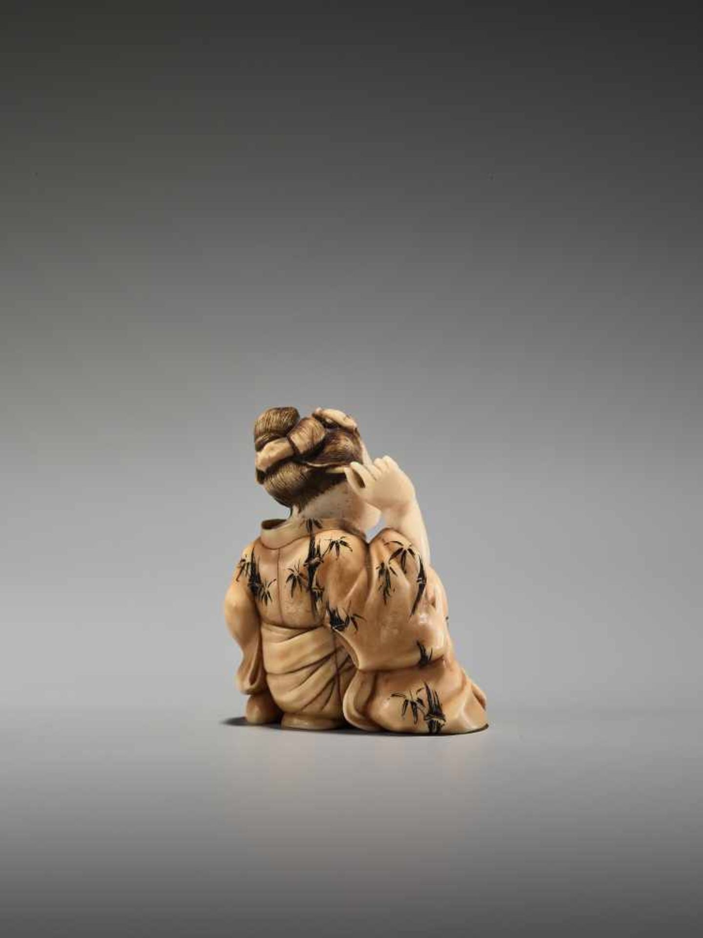 AN IVORY SHUNGA NETSUKE OF A BIJIN BY KOHOSAIBy Kohosai, ivory shunga netsuke with some - Bild 5 aus 8