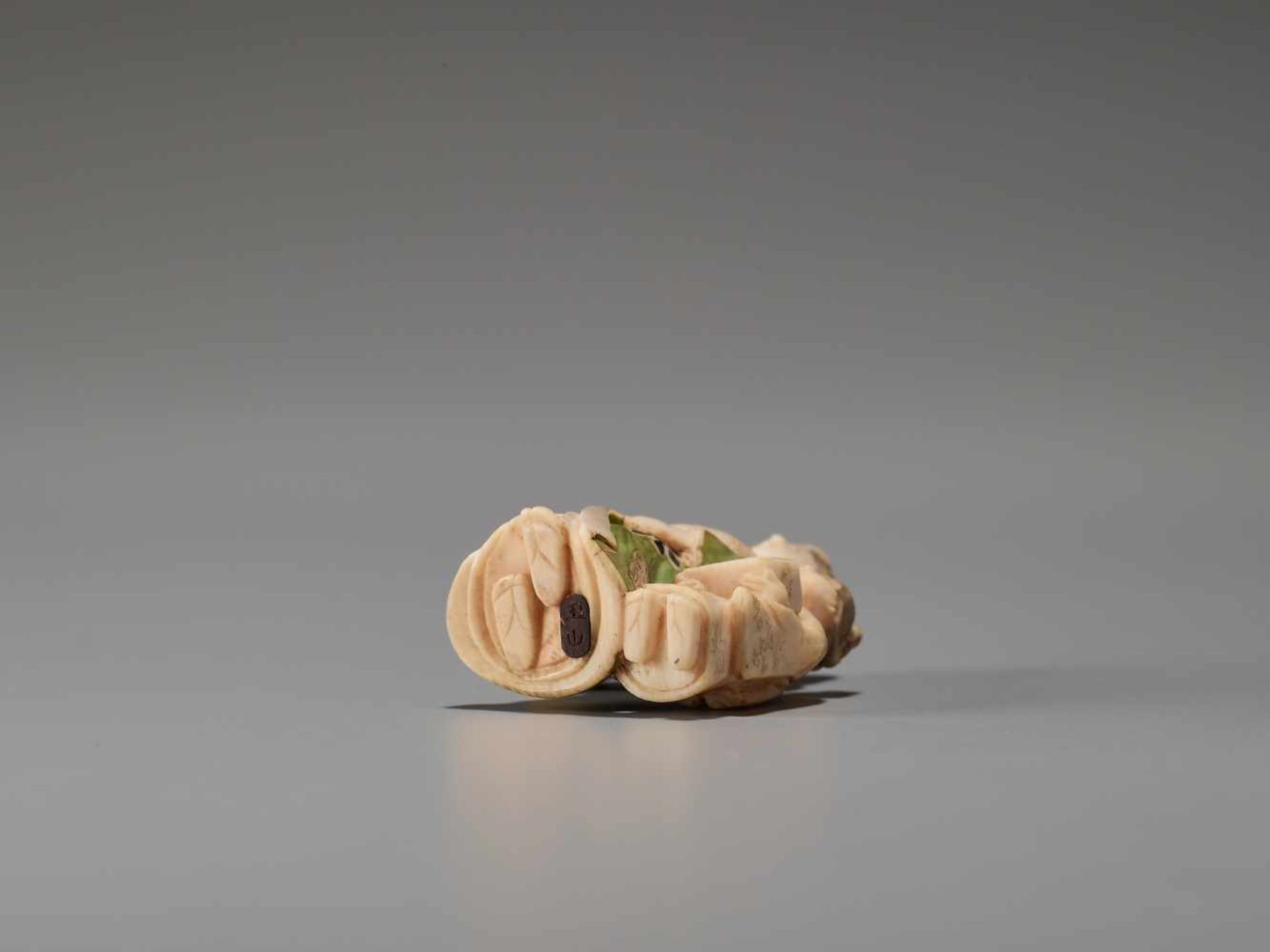 A TOKYO-SCHOOL IVORY NETSUKE OF AN OIRAN WITH A KAMURO BY GYOKUZANBy Gyokuzan, ivory netsuke with - Bild 5 aus 6