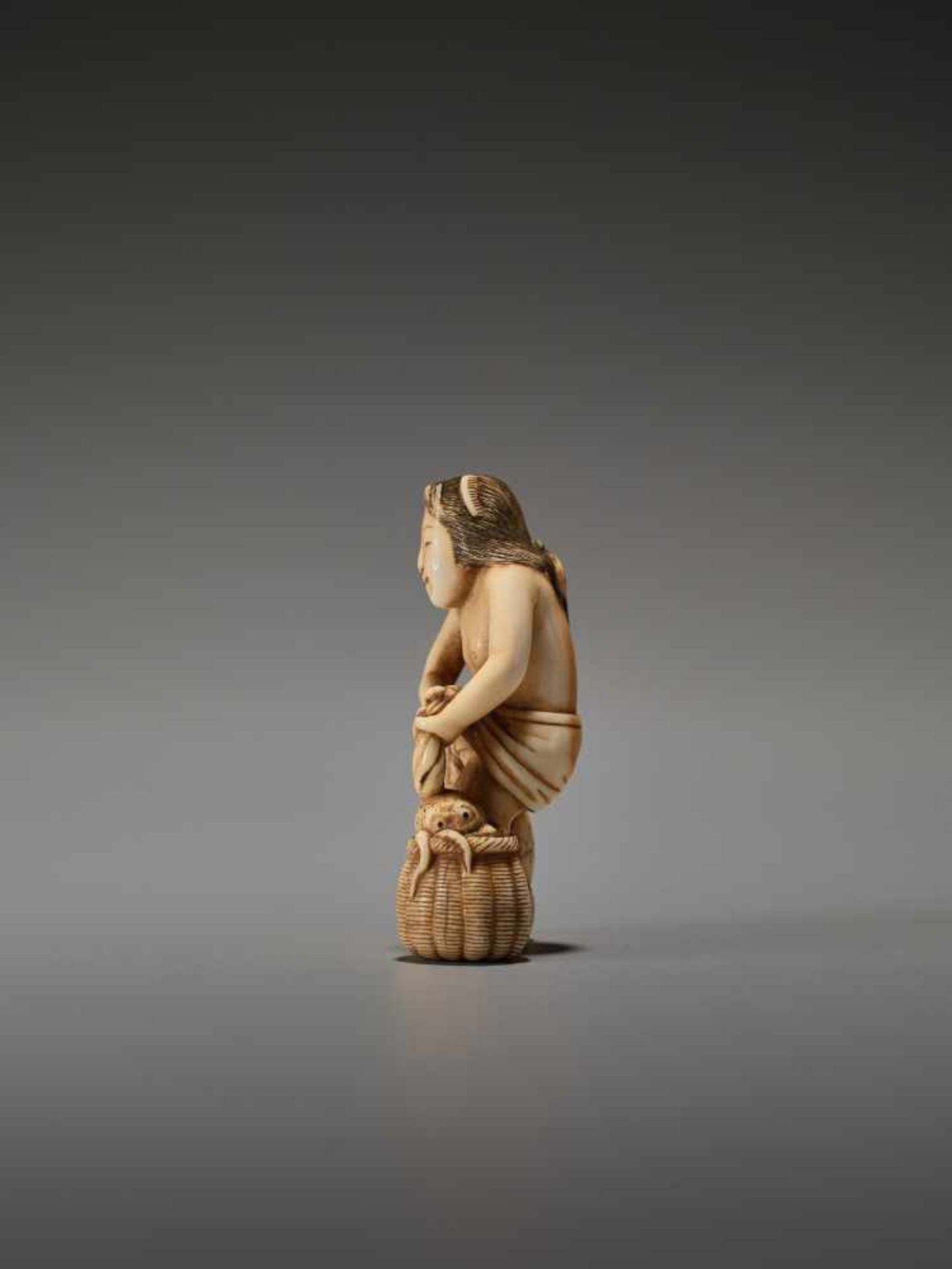 A RARE IVORY SHUNGA NETSUKE WITH BIJIN, BOY AND OCTOPUSUnsigned, ivory shunga netsukeJapan, Tokyo, - Bild 2 aus 7