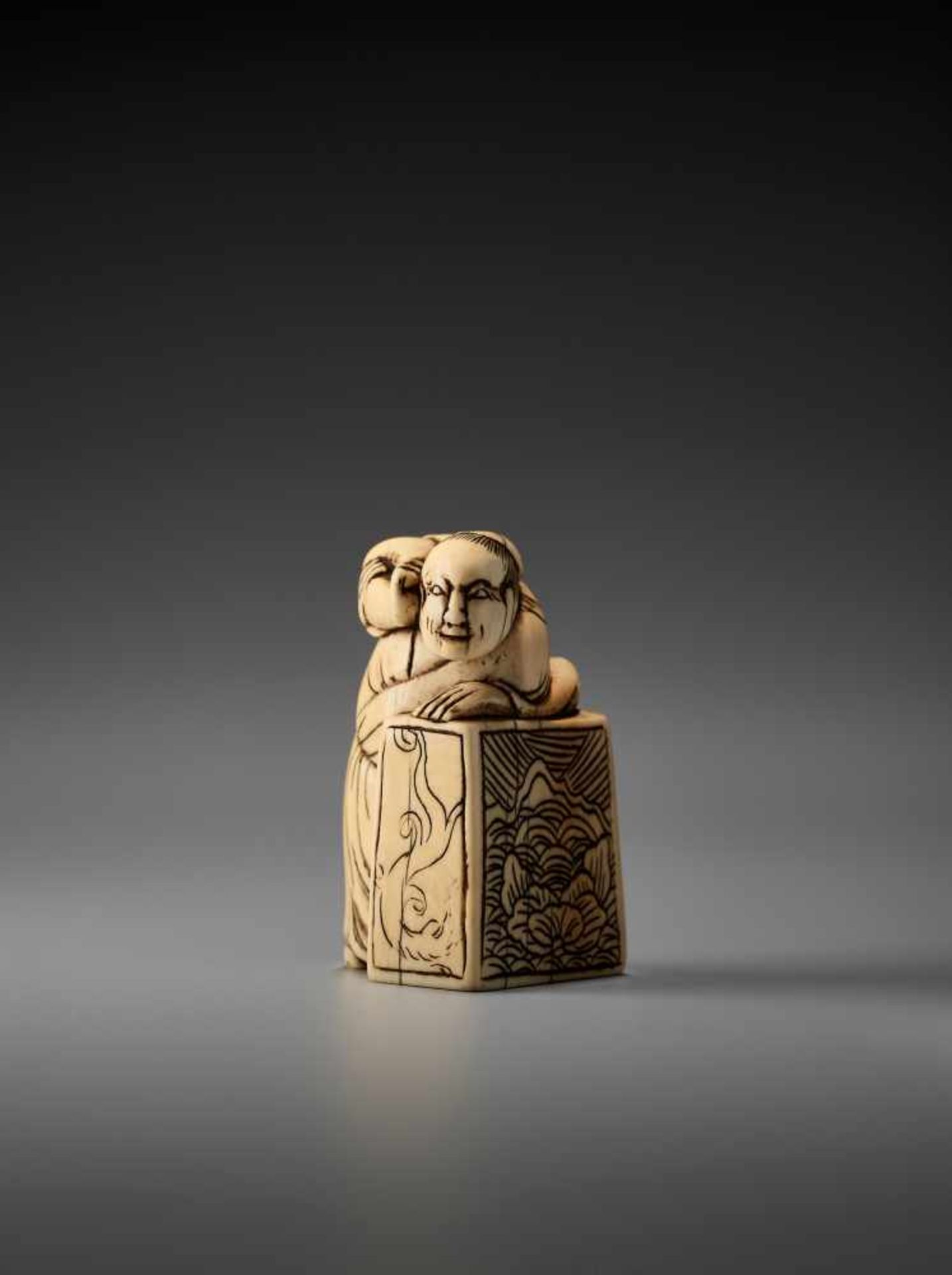 AN IVORY NETSUKE OF A CHINESE SAGEUnsigned, ivory netsukeJapan, 18th century, Edo period (1615- - Bild 2 aus 5