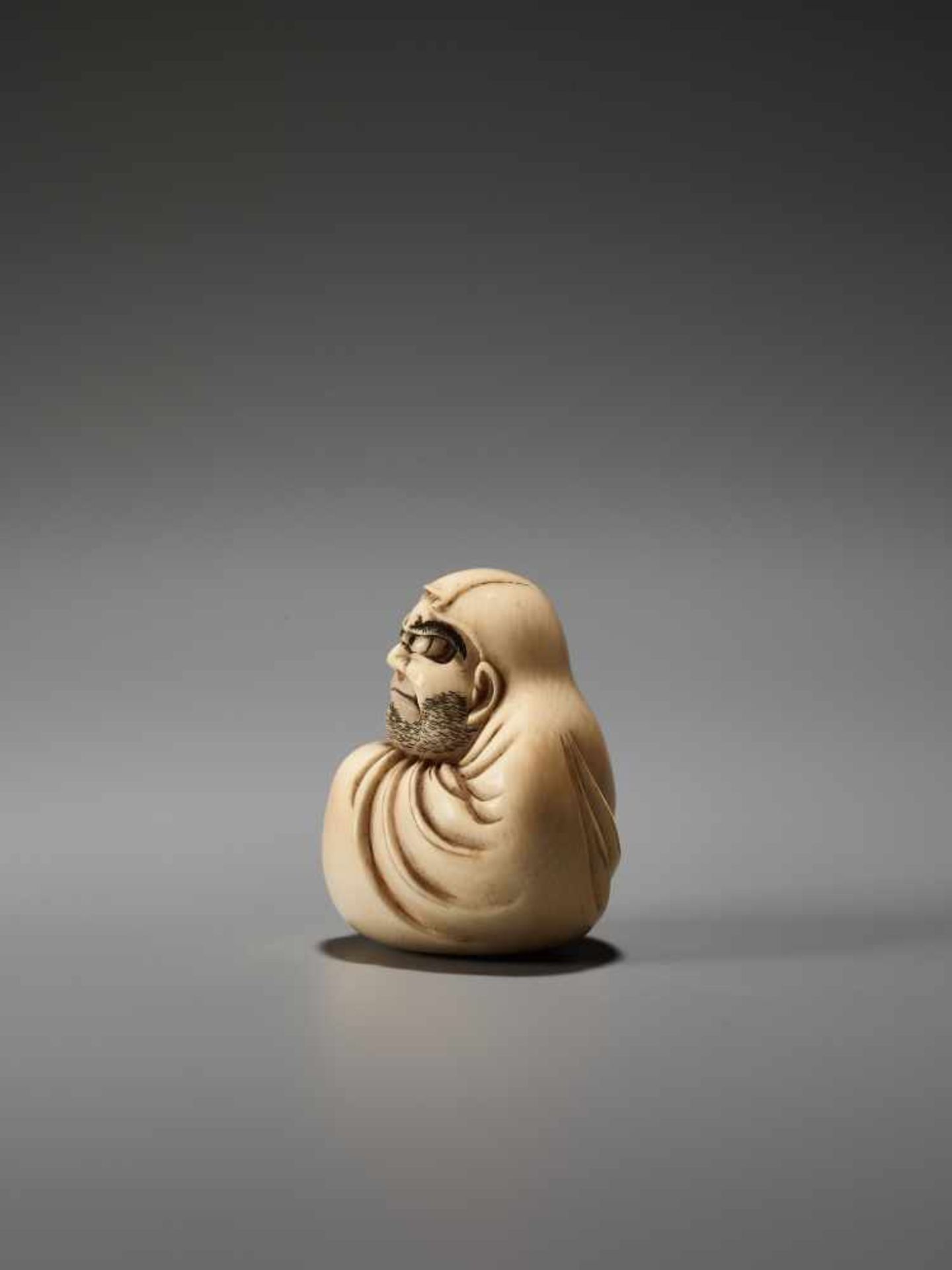 AN IVORY NETSUKE OF DARUMA WALL-GAZING BY MASAHIROBy Masahiro, ivory netsukeJapan, Osaka, mid-19th - Bild 3 aus 7