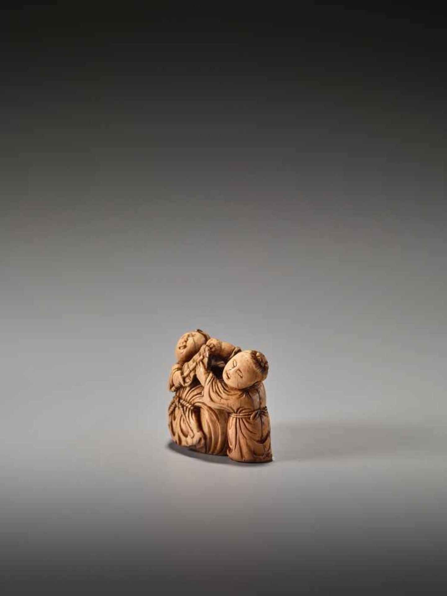 A VERY RARE 17TH CENTURY IVORY NETSUKE OF TWO CHINESE BOYS WITH HOTEI’S SACKUnsigned, ivory - Bild 3 aus 6