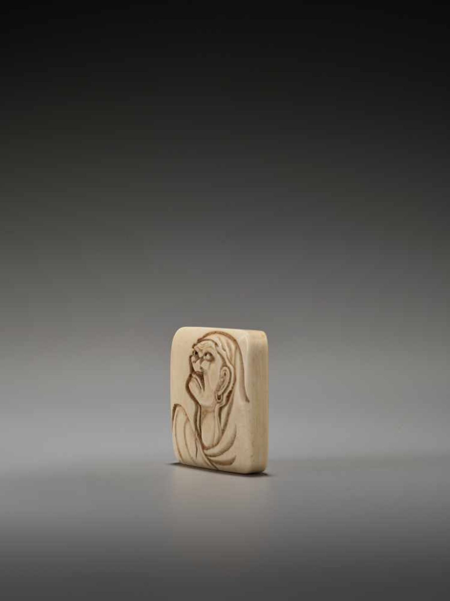 AN IVORY SQUARE MANJU NETSUKE OF DARUMAUnsigned, ivory netsukeJapan, 19th century, Edo period ( - Bild 2 aus 5