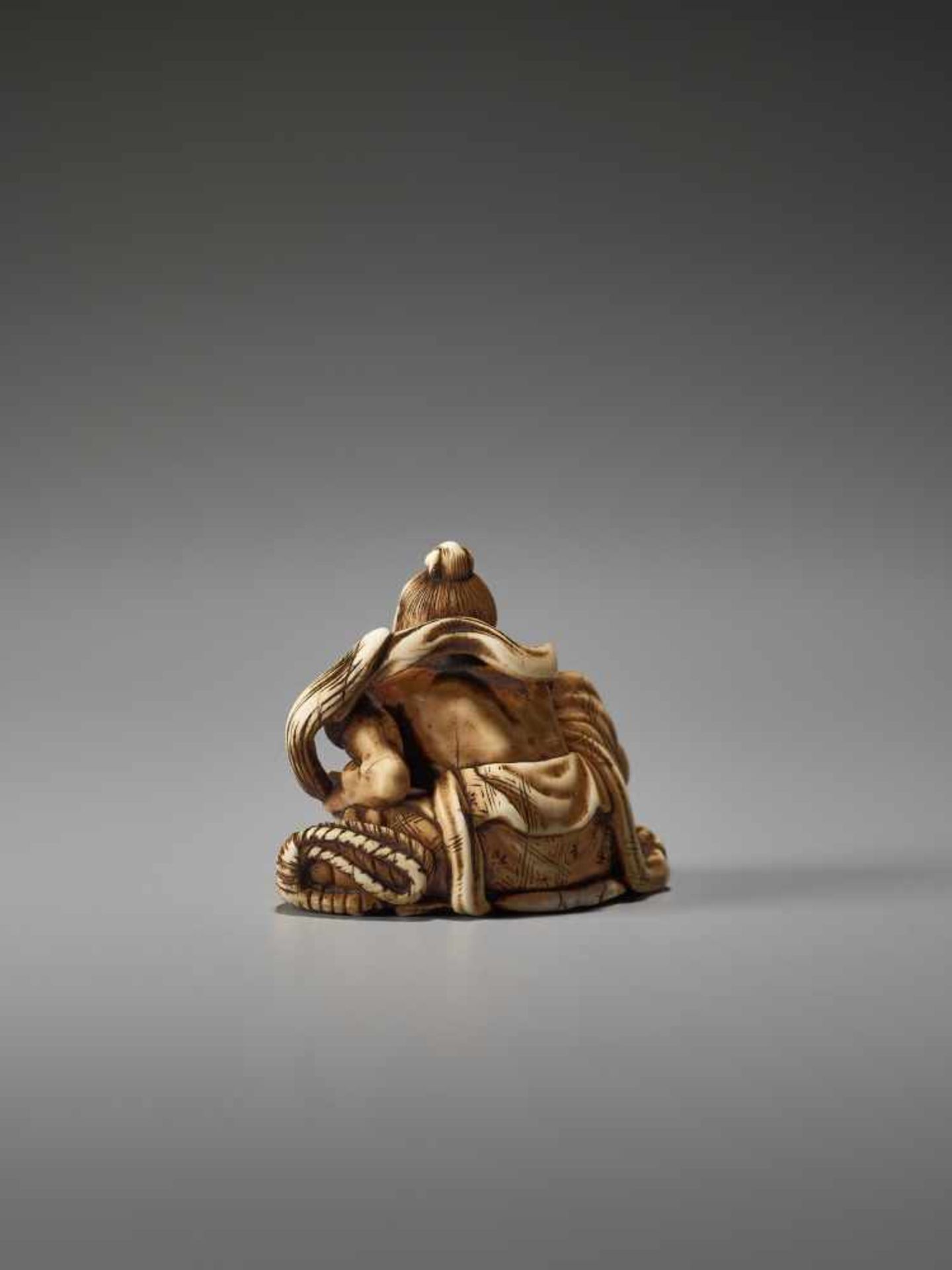 AN IVORY NETSUKE OF A POWERFUL NIO ON A SANDAL BY TOMOMASABy Tomomasa, ivory netsukeJapan, Edo, - Bild 7 aus 9