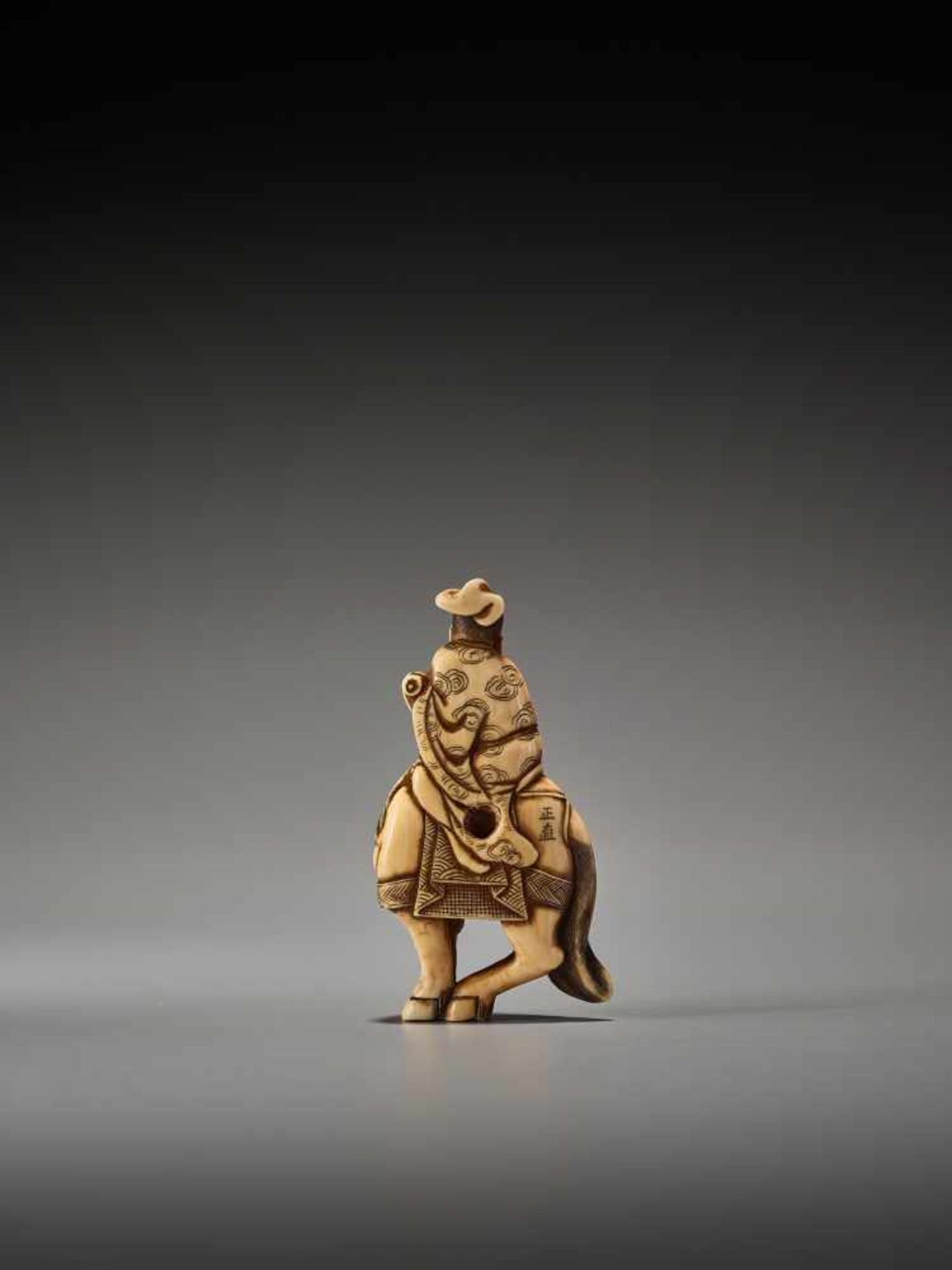 AN IVORY NETSUKE OF A TAOIST IMMORTAL ON HORSEBACK SIGNED MASANAOSigned Masanao, ivory netsukeJapan, - Bild 4 aus 7