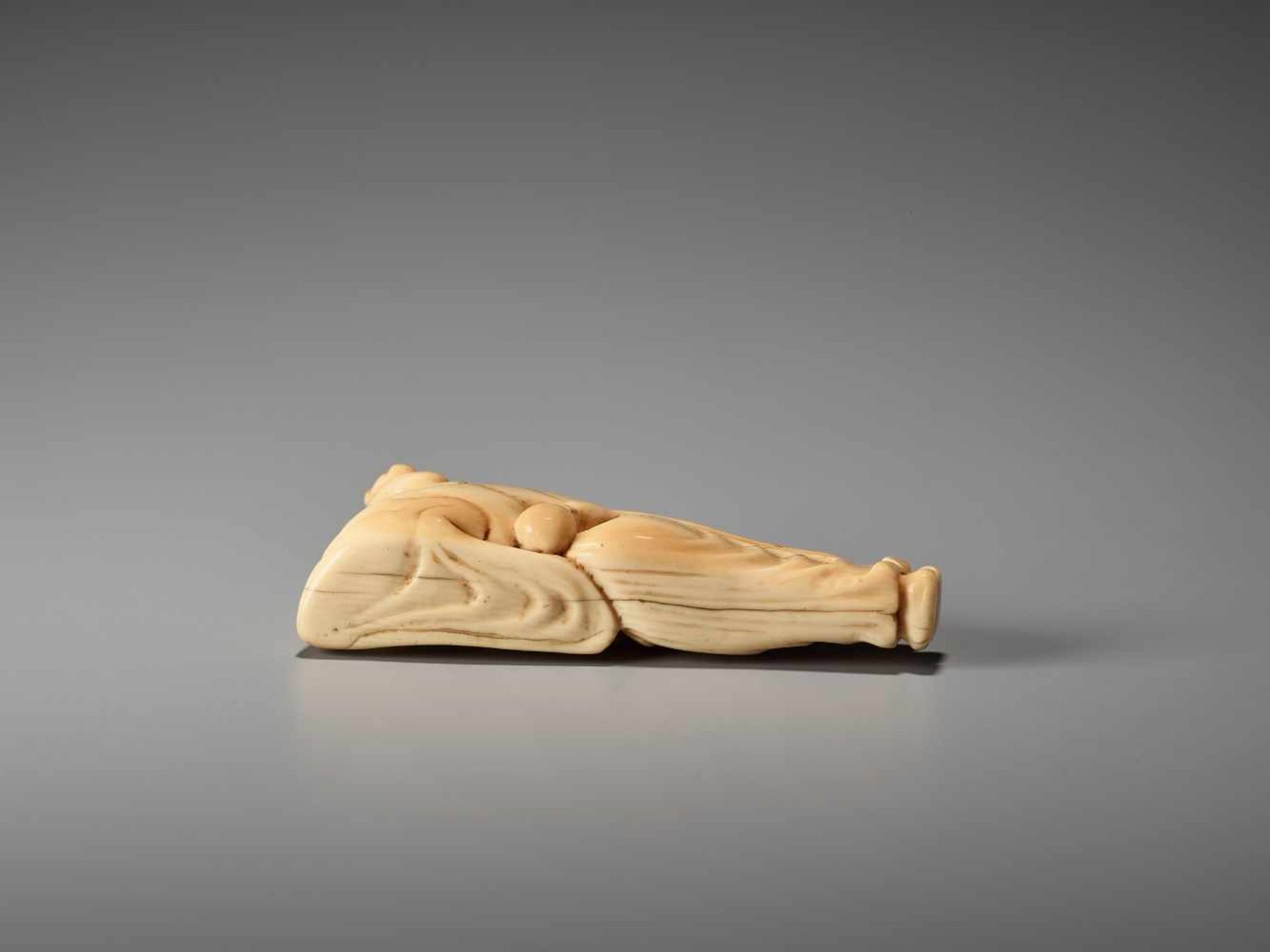 AN IVORY NETSUKE OF A RECLINING CHINESE IMMORTAL WITH A FANUnsigned, ivory netsukeJapan, late 18th - Image 6 of 6