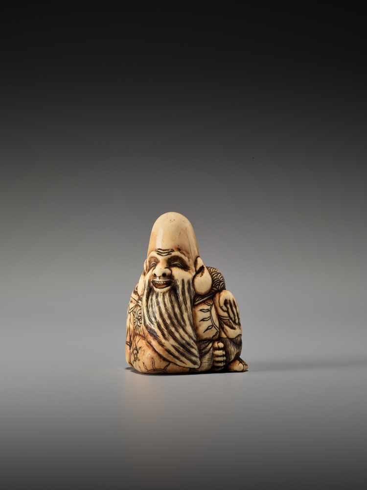 AN IVORY NETSUKE OF FUKUROKUJUUnsigned, ivory netsukeJapan, 18th century, Edo period (1615-1868) - Image 2 of 7