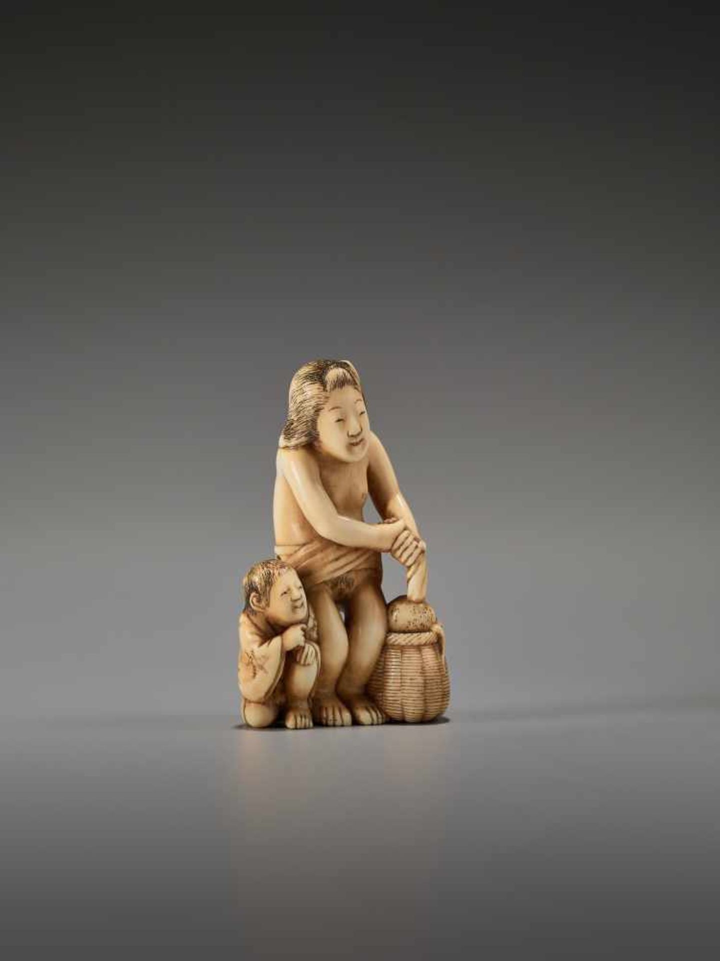 A RARE IVORY SHUNGA NETSUKE WITH BIJIN, BOY AND OCTOPUSUnsigned, ivory shunga netsukeJapan, Tokyo, - Bild 5 aus 7