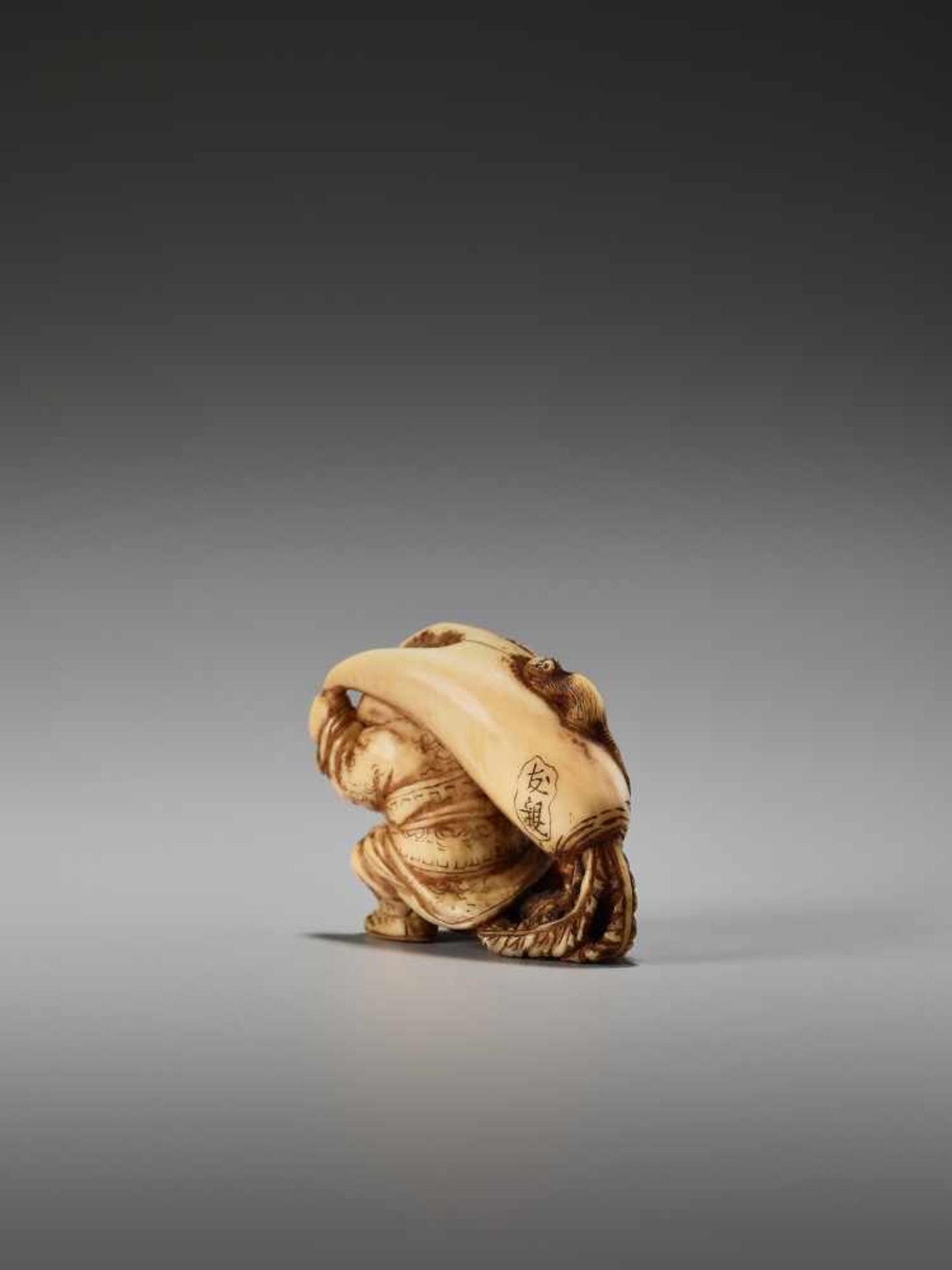 A SMALL IVORY NETSUKE OF DAIKOKU WITH DAIKON AND RAT BY THE TOMOCHIKA SCHOOLBy Tomochika, ivory - Bild 5 aus 9