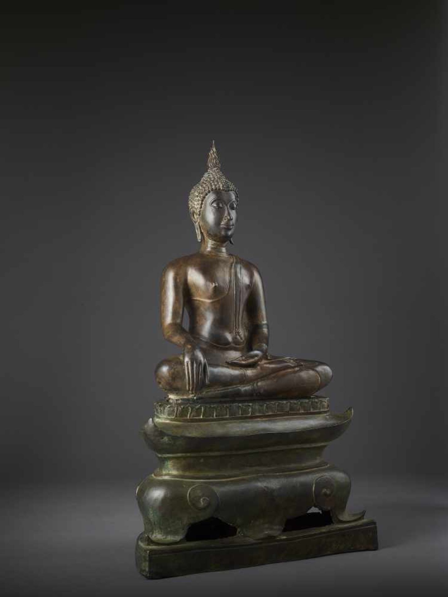 A LARGE SUKHOTHAI BUDDHA SHAKYAMUNIThailand, Sukhothai period, 15th-16th century. Cast bronze with - Image 8 of 12