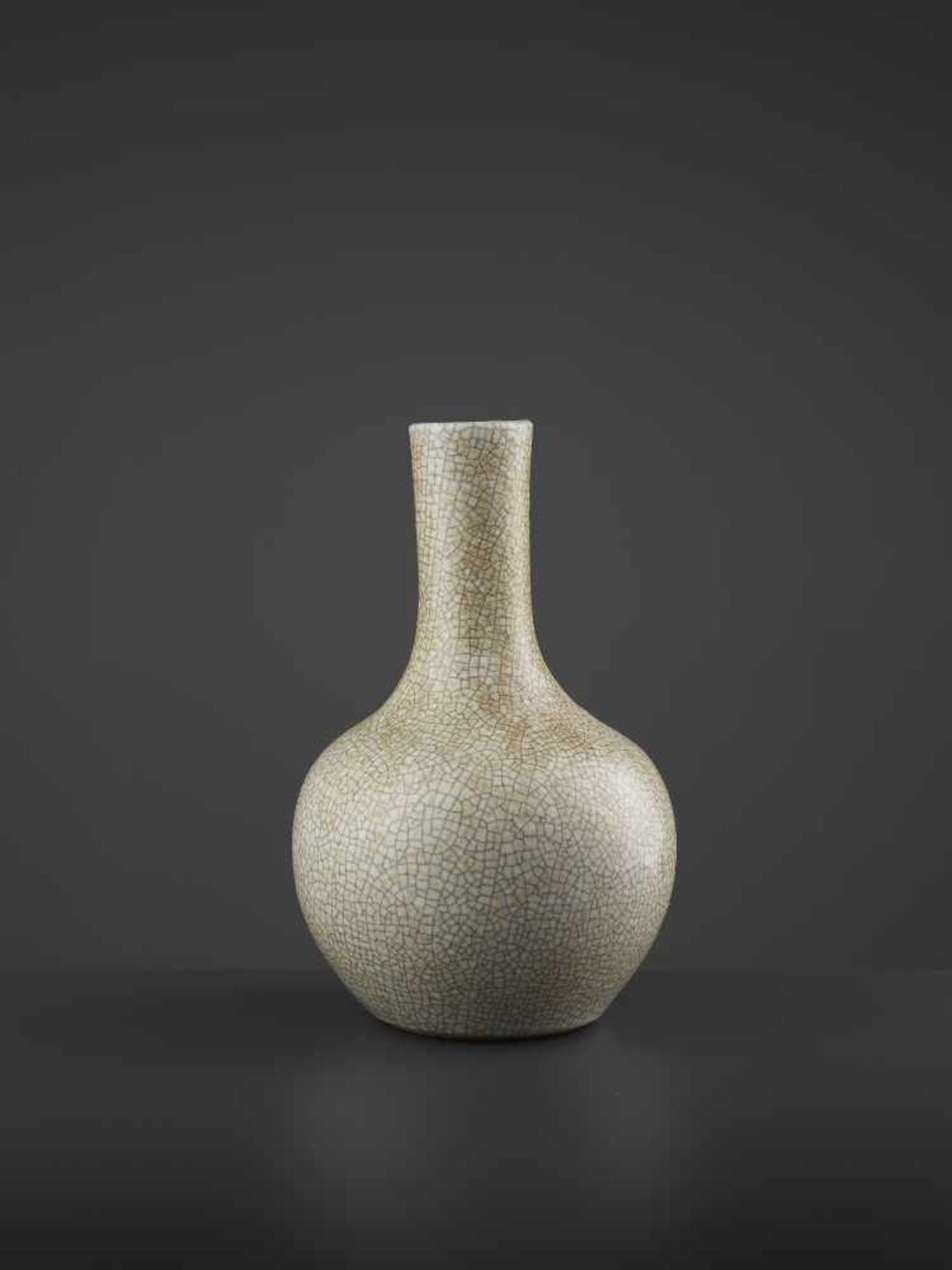 A GE TIANQIUPING, QING DYNASTYChina, 19th century. The heavy vase covered with a grayish white - Bild 2 aus 6