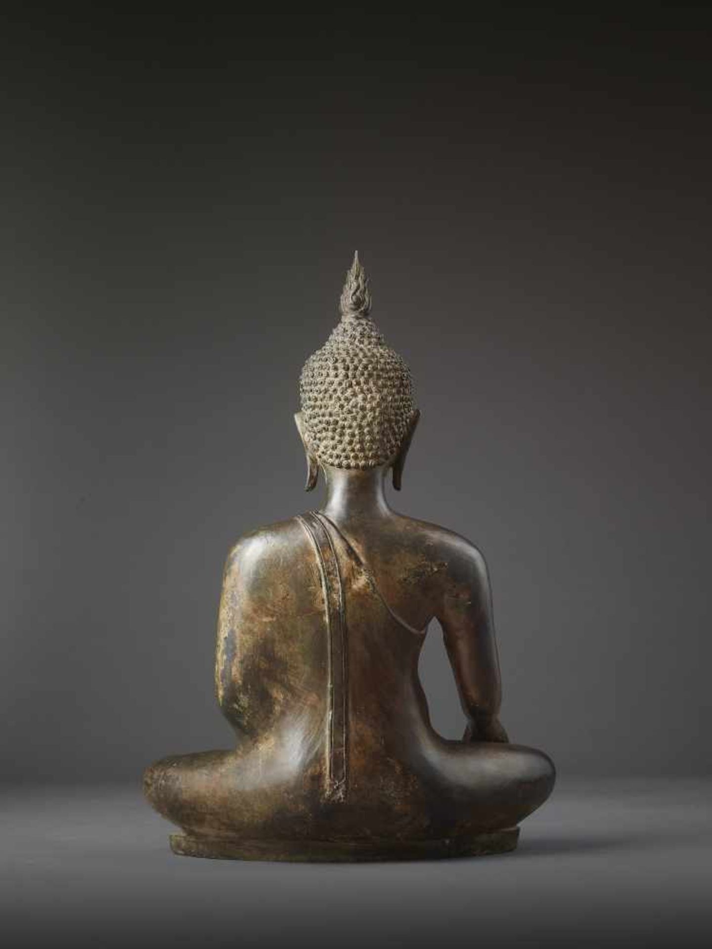 A LARGE SUKHOTHAI BUDDHA SHAKYAMUNIThailand, Sukhothai period, 15th-16th century. Cast bronze with - Image 3 of 12