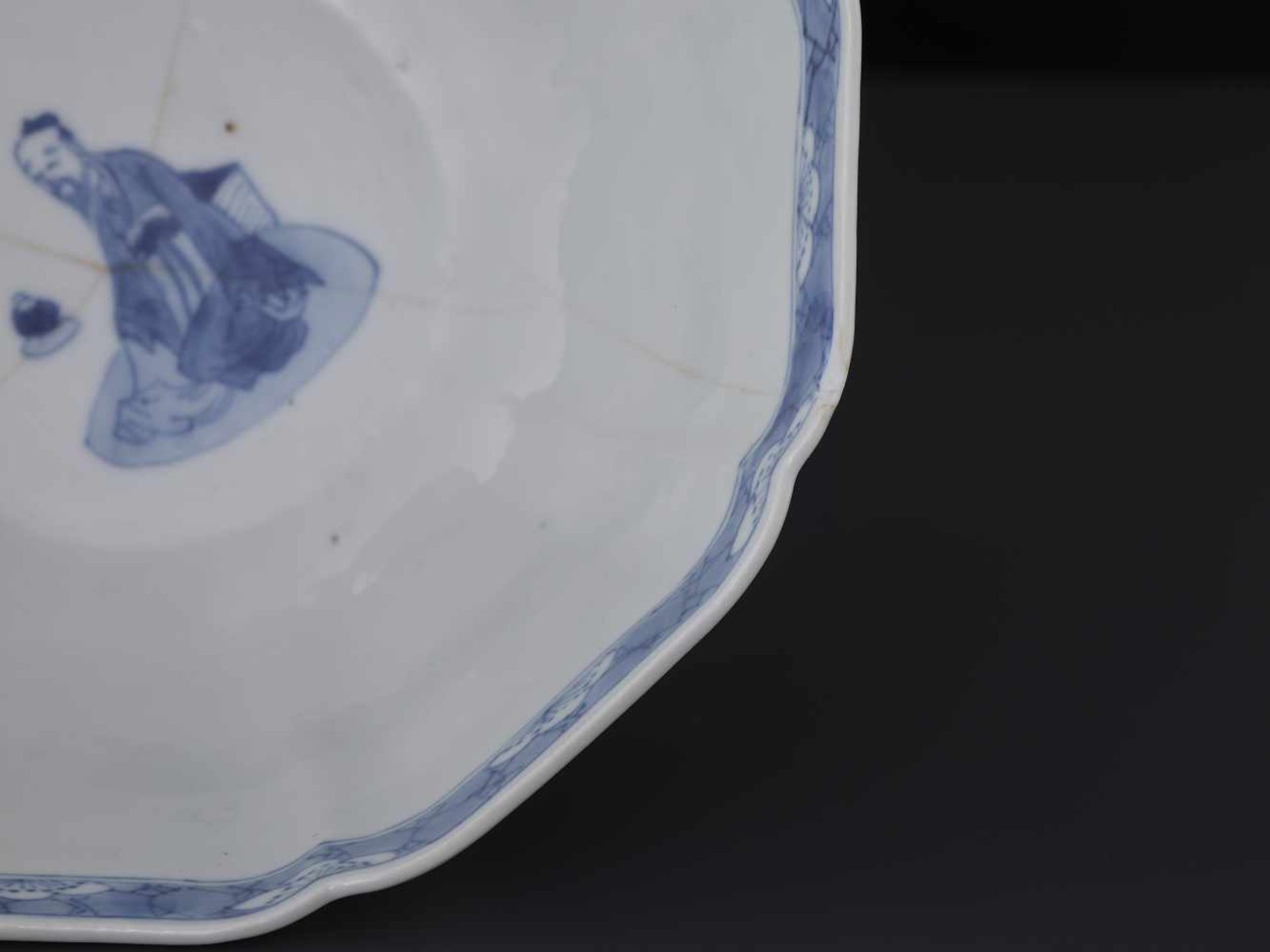 A KANGXI IMMORTALS BOWLChina, 1662-1722. The eight-lobed vessel neatly painted in cobalt blue - Bild 8 aus 9