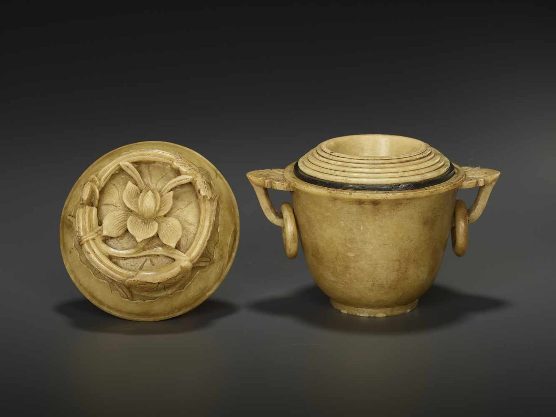 A SET OF SOAPSTONE CUPS, QINGChina, late 18th - mid-19th century. The main vessel contains five more - Bild 6 aus 7