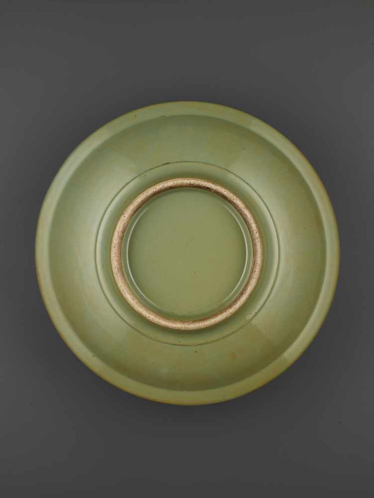A MASSIVE CELADON CHARGER, QINGChina, 18th - early 19th century. The corrugated vessel with a - Bild 4 aus 6