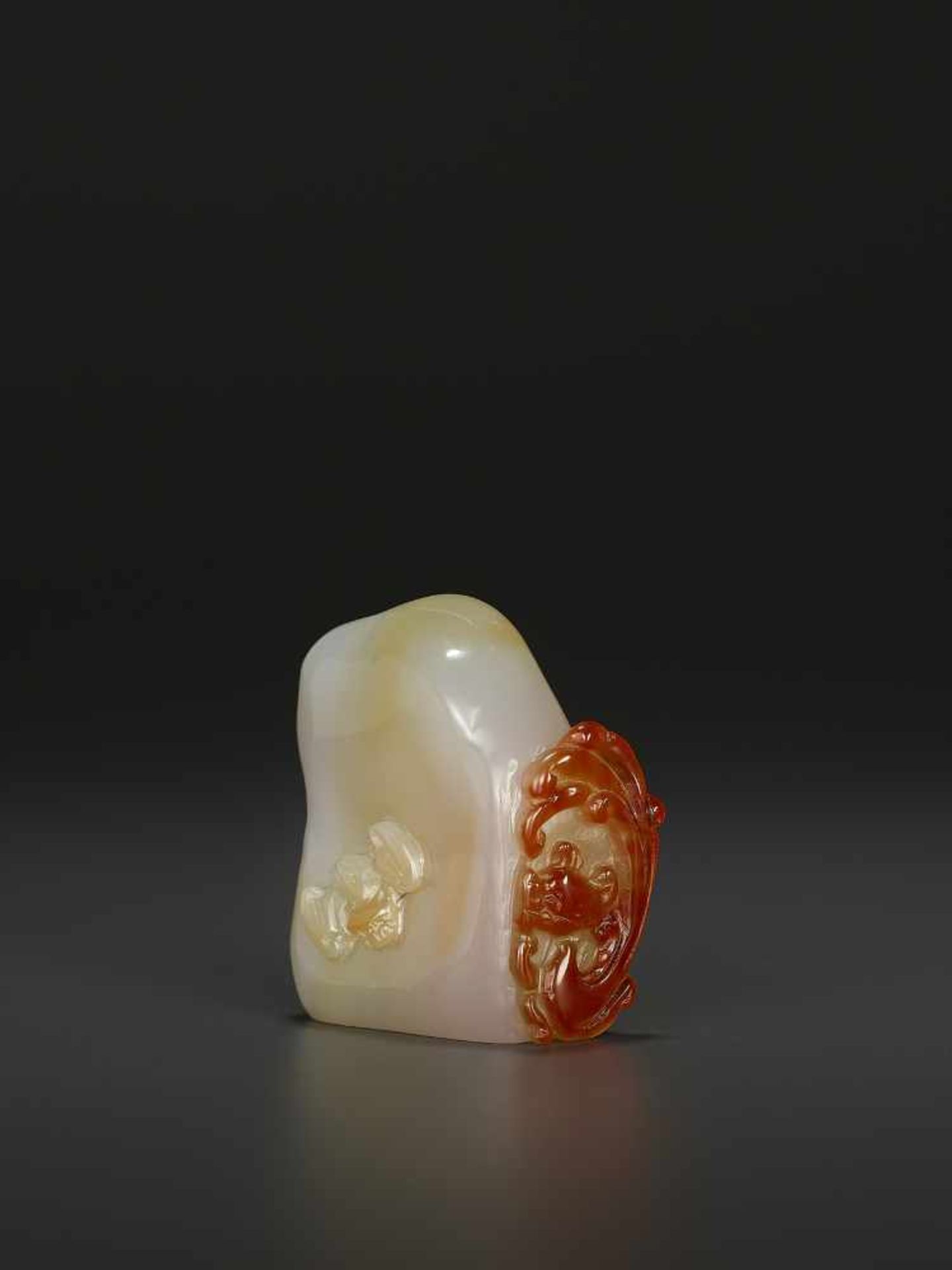 A CARNELIAN AGATE DRAGON BOULDER QINGChina, 1750-1850. Carved from blueish-ochre agate with a single - Image 4 of 8