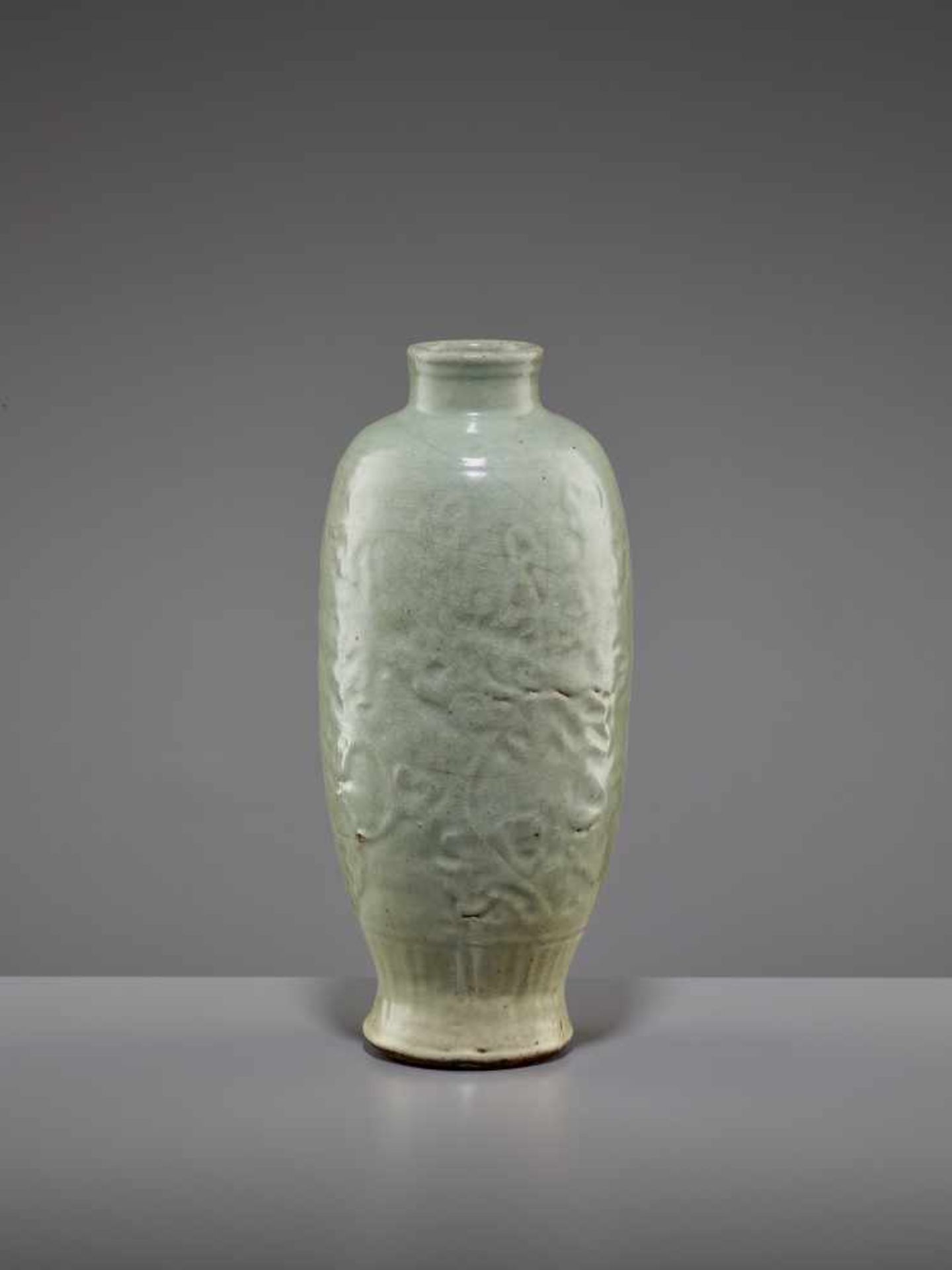 A LONQUAN CELADON VASE, MINGChina, 15th-16th century. The massively potted vessel with a vitreous, - Bild 6 aus 8